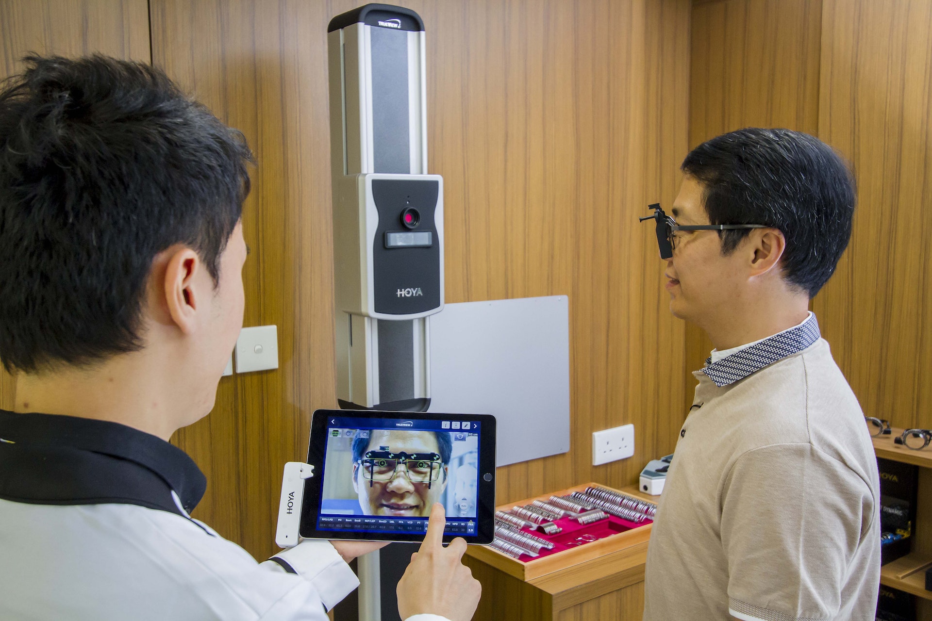 由OPTICAL 88與日本鏡片品牌HOYA合作開設,香港首間「漸進鏡體驗中心」。中心設有先進儀器及嶄新設備,提供一站式「個人化漸進鏡片」體驗及驗配服務。 由OPTICAL 88與日本鏡片品牌HOYA合作開設,香港首間「漸進鏡體驗中心」。中心設有先進儀器及嶄新設備,提供一站式「個人化漸進鏡片」體驗及驗配服務。