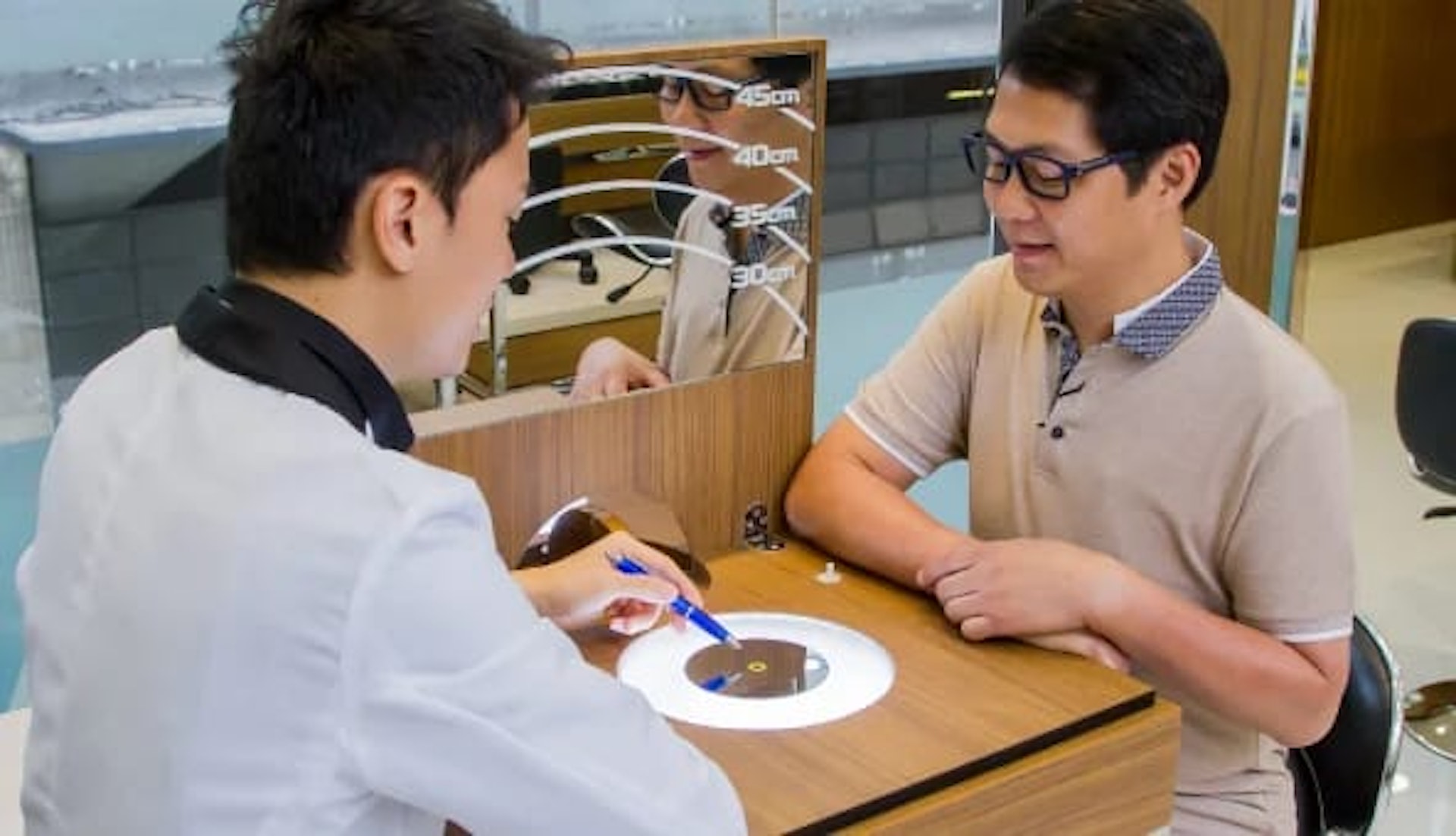 「漸進鏡體驗中心」設專業顧問為客人提供一對一諮詢及驗配服務，他們亦會教授正確佩戴漸進鏡的方法及跟進客人佩戴的效果。