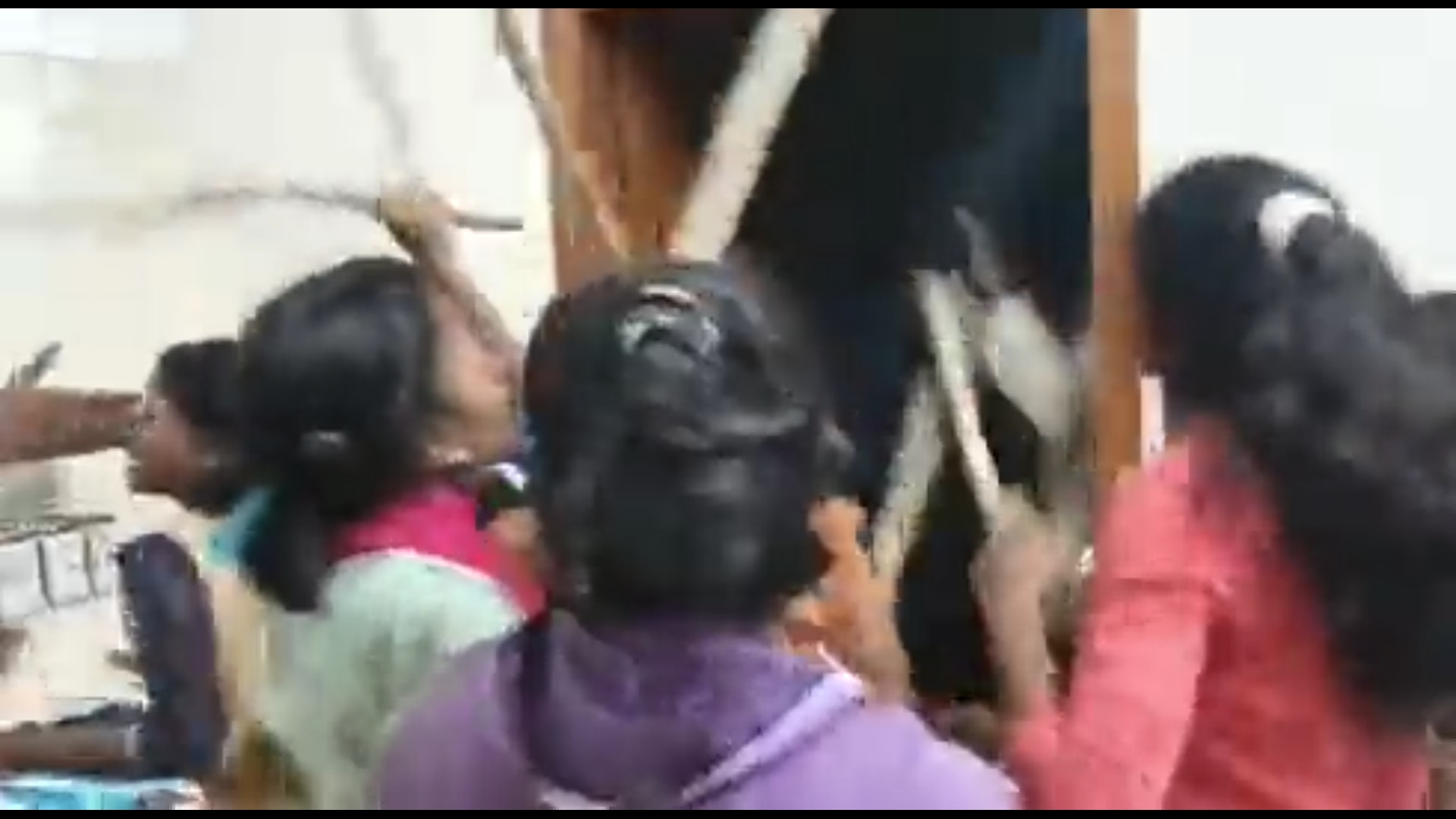 印度卡納塔卡邦（Karnataka）爆發校園性醜聞，中學校長欽馬亞南（Chinmayanand）14日晚間偷偷摸摸潛入女生宿舍，意圖性侵一名少女。事跡敗露後被整棟女學生持棍棒追打，最後跌坐在地、頻頻求饒，而上述過程都被學生用手機記錄下來。（Twitter@thekorahabraham）