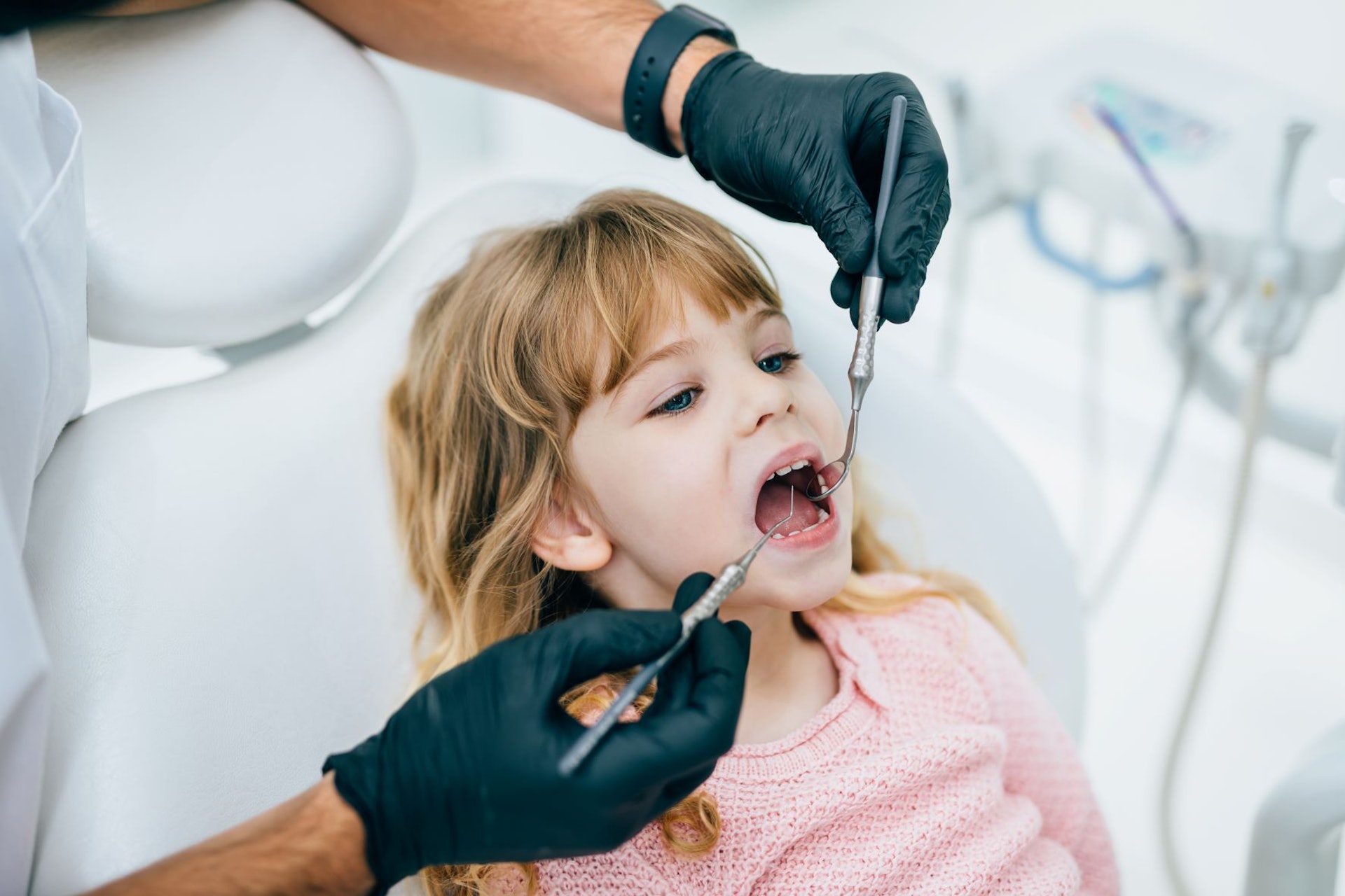 如果不小心撞崩恆牙，找到碎片並盡快求醫，情況允許的話牙齒可以重新修復。（圖片：Shutterstock）