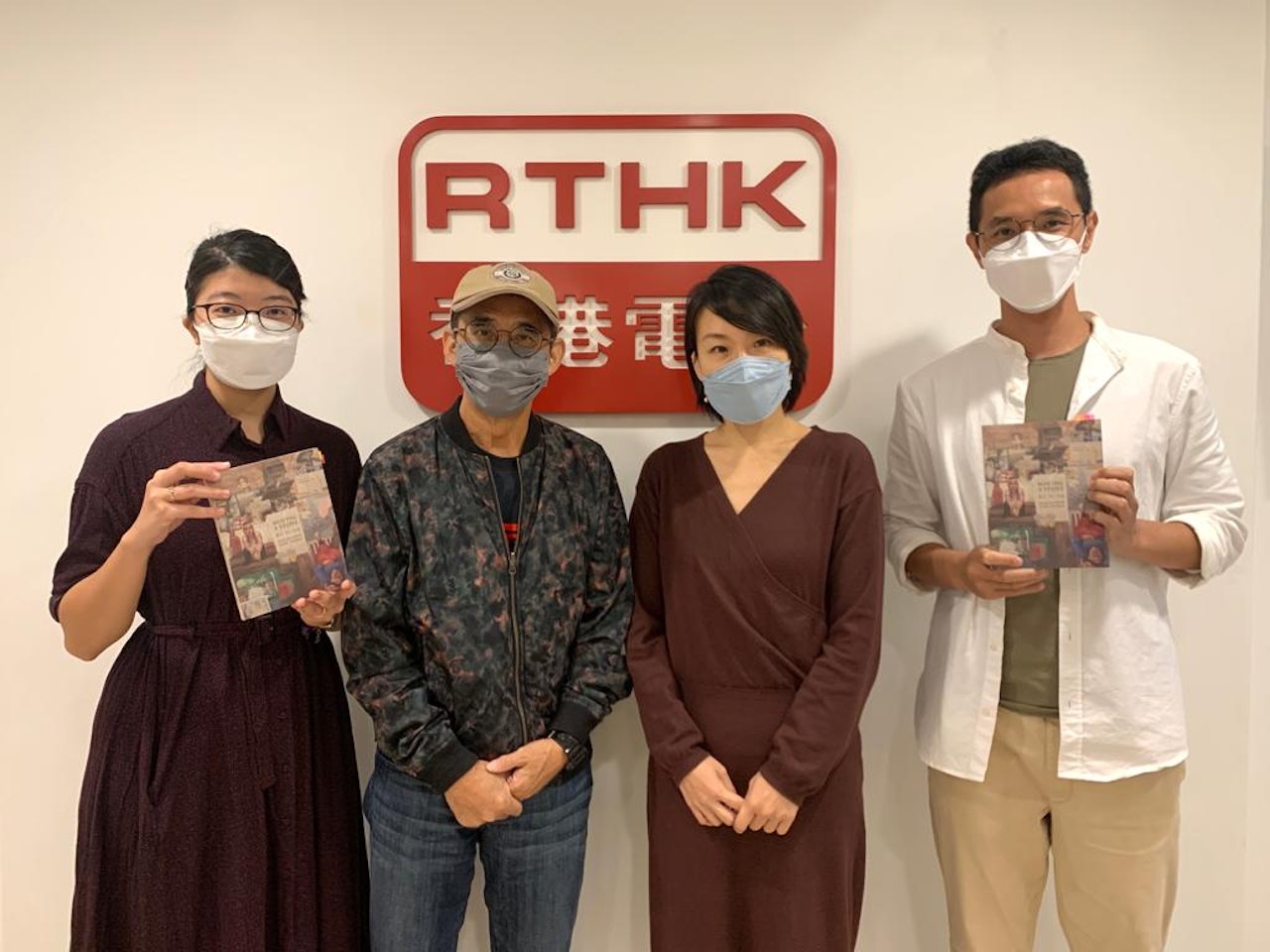 圖:(左起)《開卷樂》節目主持黃怡、飲江、謝曉虹、主持馮傑。(圖片由香港電台提供) 圖:(左起)《開卷樂》節目主持黃怡、飲江、謝曉虹、主持馮傑。(圖片由香港電台提供)