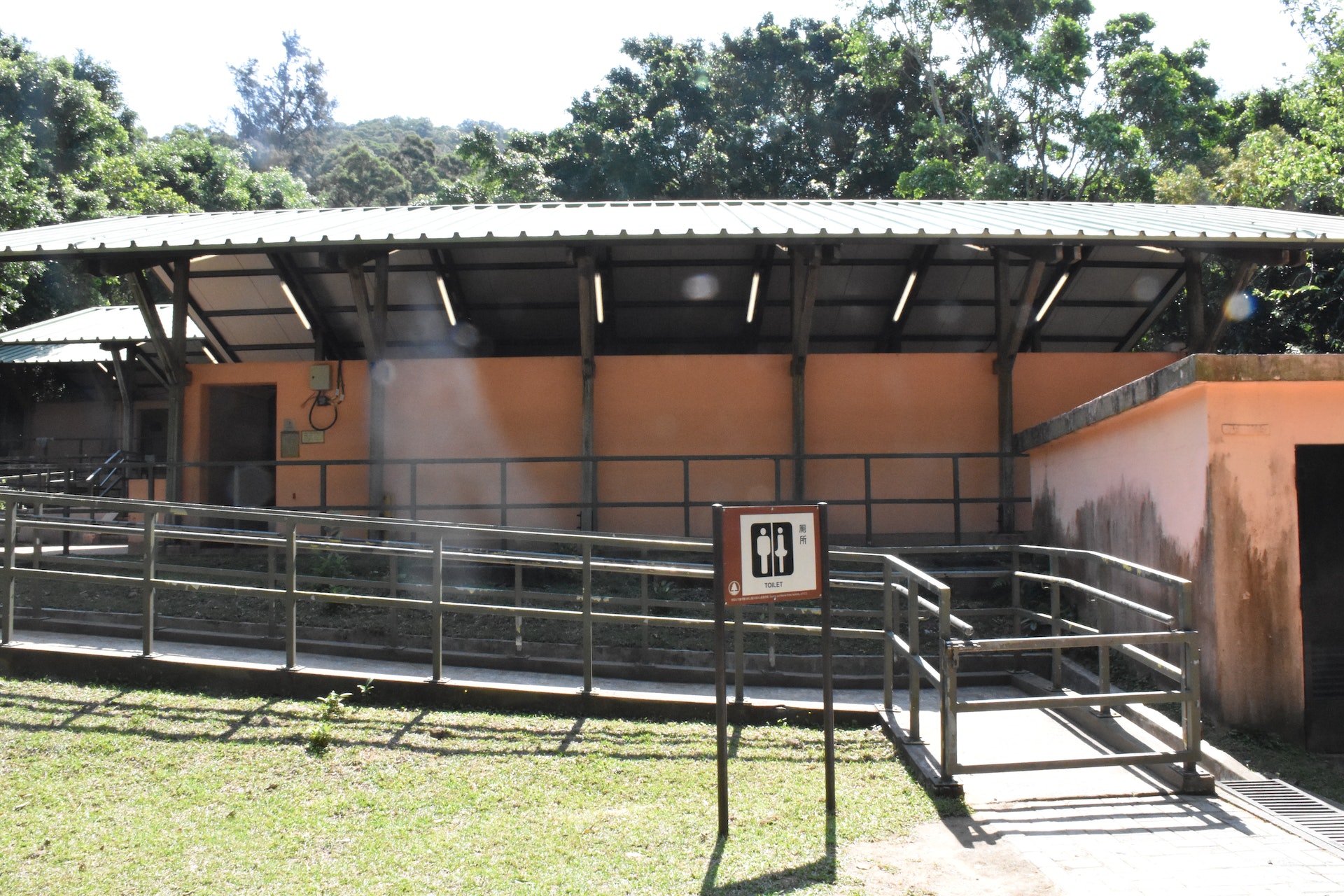 行山露營 灣仔南及灣仔西營地有限度服務要用流動廁所沒有食水 行山露營 灣仔南及灣仔西營地有限度服務要用流動廁所沒有食水