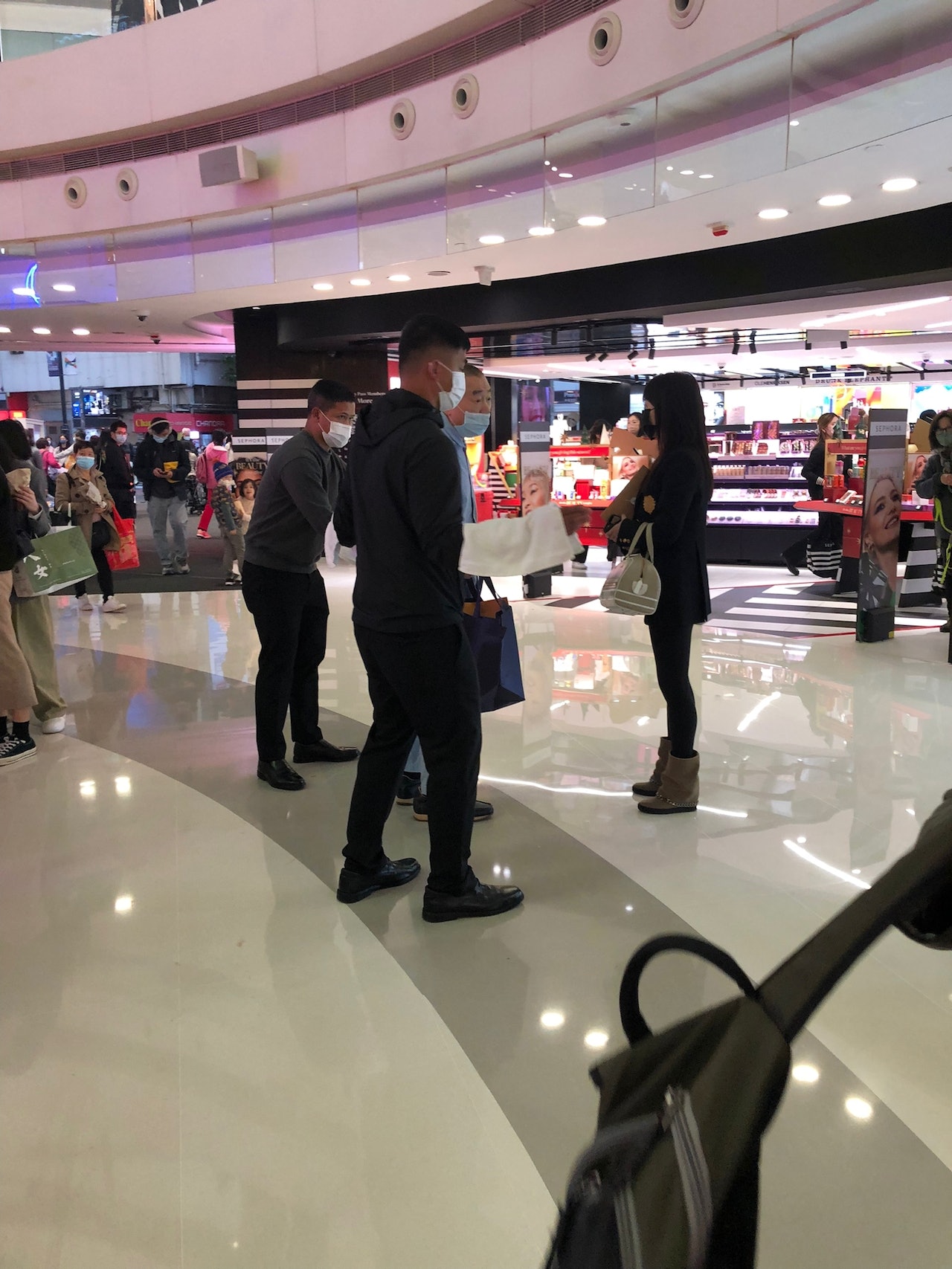 大劉與呂麗君以及三名近身保鏢。(讀者提供) 大劉與呂麗君以及三名近身保鏢。(讀者提供)
