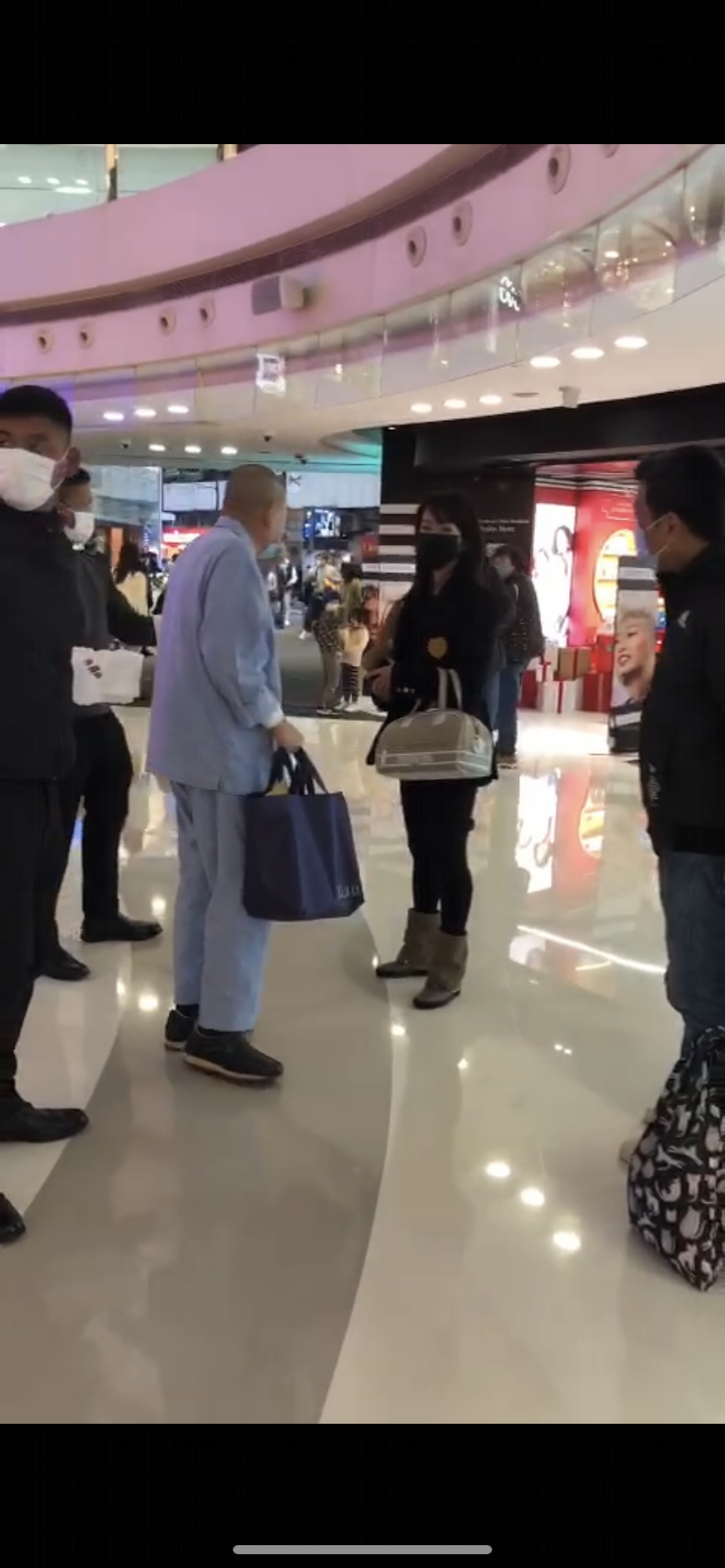大劉與呂麗君以及三名近身保鏢。(讀者提供) 大劉與呂麗君以及三名近身保鏢。(讀者提供)