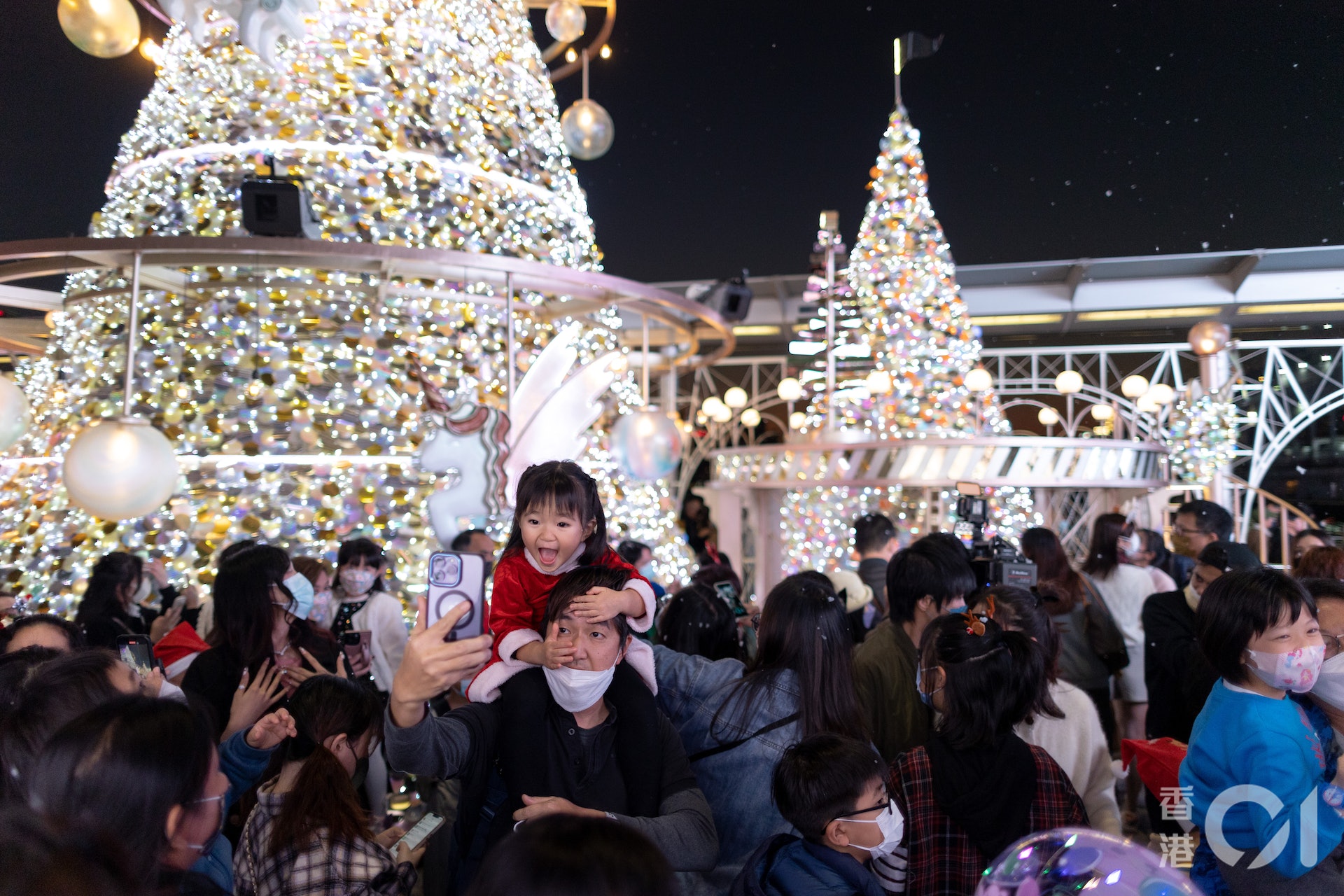 12月24日下平安夜,大批市民到尖沙咀海港城外五支旗桿位置迎聖誕節,商場擺放聖誕樹及定時噴發飄雪,大小朋友都爭着玩樂。(夏家朗攝) 12月24日下平安夜,大批市民到尖沙咀海港城外五支旗桿位置迎聖誕節,商場擺放聖誕樹及定時噴發飄雪,大小朋友都爭着玩樂。(夏家朗攝)