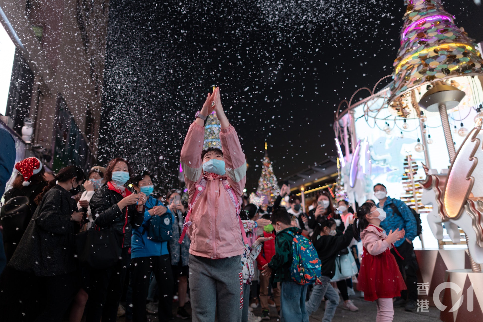12月24日下平安夜,大批市民到尖沙咀海港城外五支旗桿位置迎聖誕節,商場擺放聖誕樹及定時噴發飄雪,大小朋友都爭着玩樂。(夏家朗攝) 12月24日下平安夜,大批市民到尖沙咀海港城外五支旗桿位置迎聖誕節,商場擺放聖誕樹及定時噴發飄雪,大小朋友都爭着玩樂。(夏家朗攝)