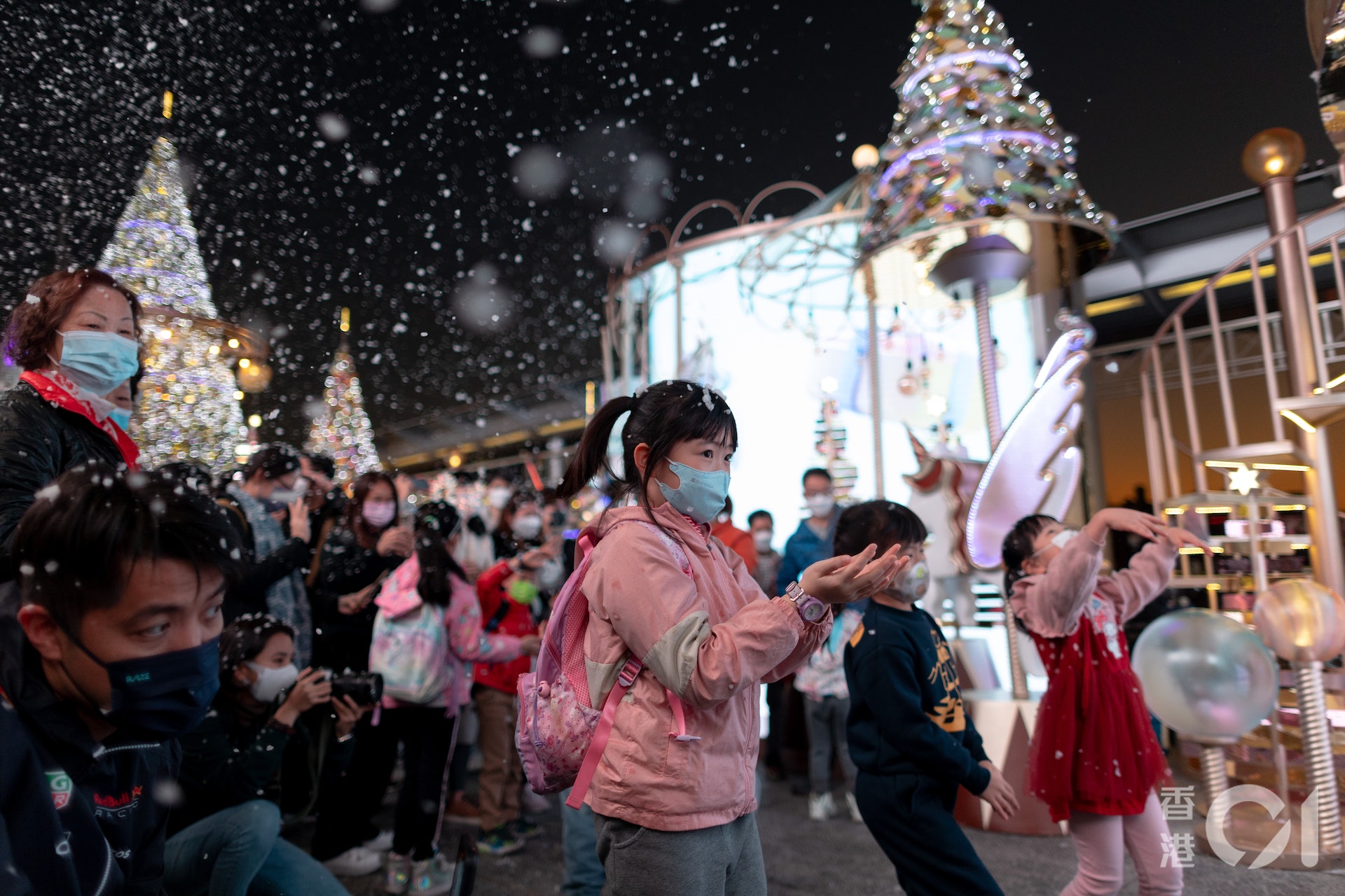 12月24日下平安夜,大批市民到尖沙咀海港城外五支旗桿位置迎聖誕節,商場擺放聖誕樹及定時噴發飄雪,大小朋友都爭着玩樂。(夏家朗攝) 12月24日下平安夜,大批市民到尖沙咀海港城外五支旗桿位置迎聖誕節,商場擺放聖誕樹及定時噴發飄雪,大小朋友都爭着玩樂。(夏家朗攝)