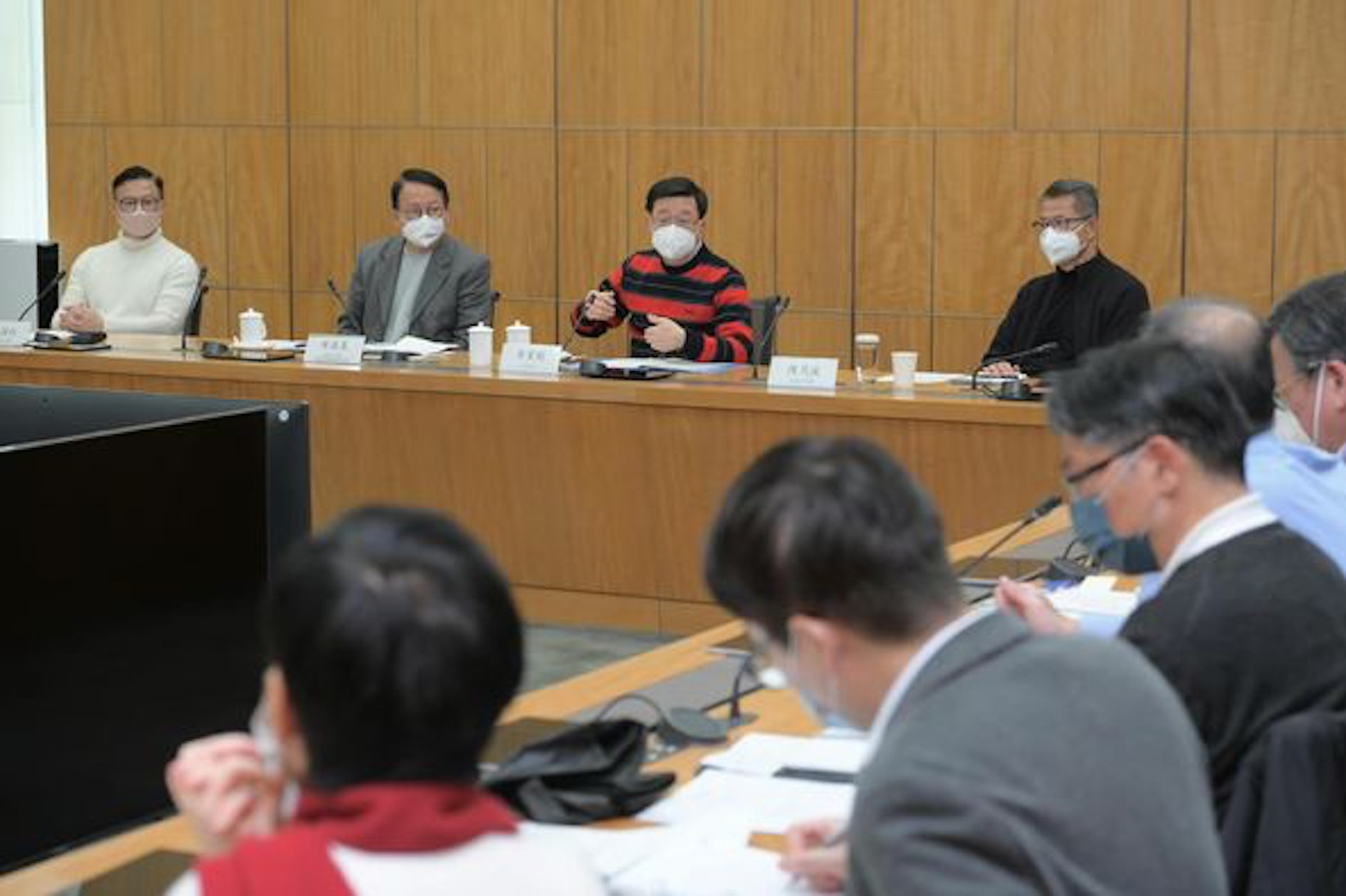 政府「通關事務協調組」今日(25日)下午召開第一次會議,特首李家超出席。(陳國基FB圖片) 政府「通關事務協調組」今日(25日)下午召開第一次會議,特首李家超出席。(陳國基FB圖片)