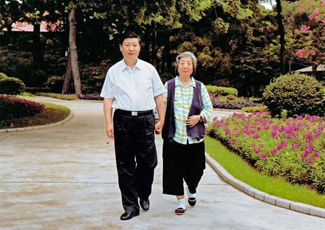 習近平陪母親齊心散步。（新華社）