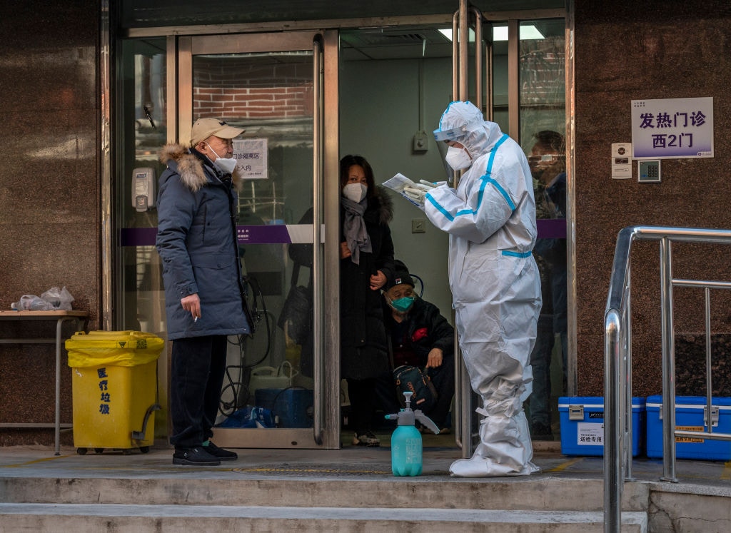 中国新冠肺炎疫情：图为2022年12月21日，一名医务人员在北京一间治疗新冠患者的发热门诊工作。 （Getty）