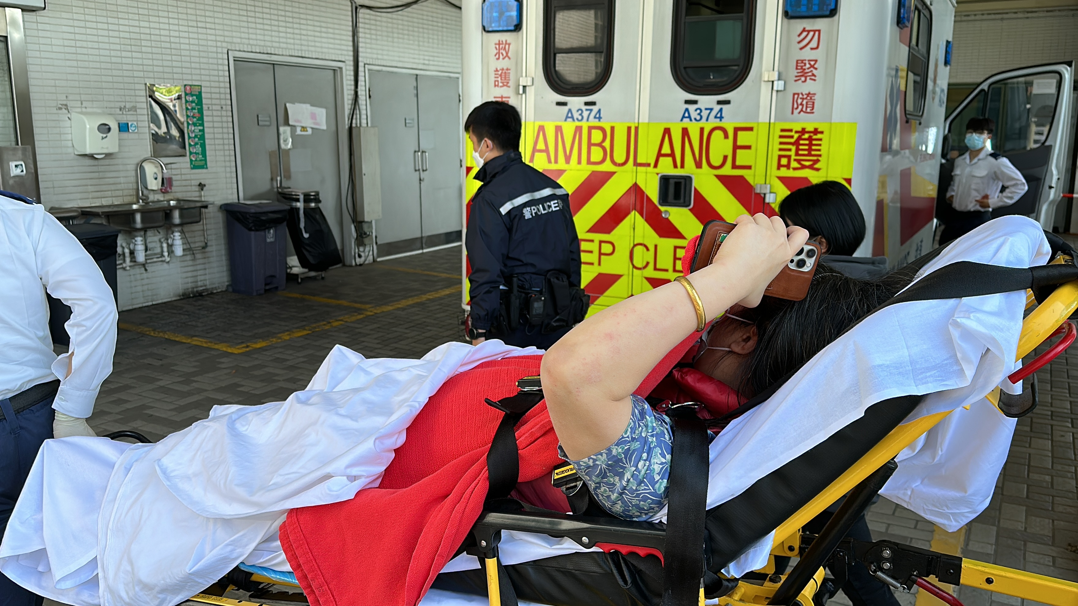 女事主情緒激動，被送往博愛醫院治理。（馬耀文攝）