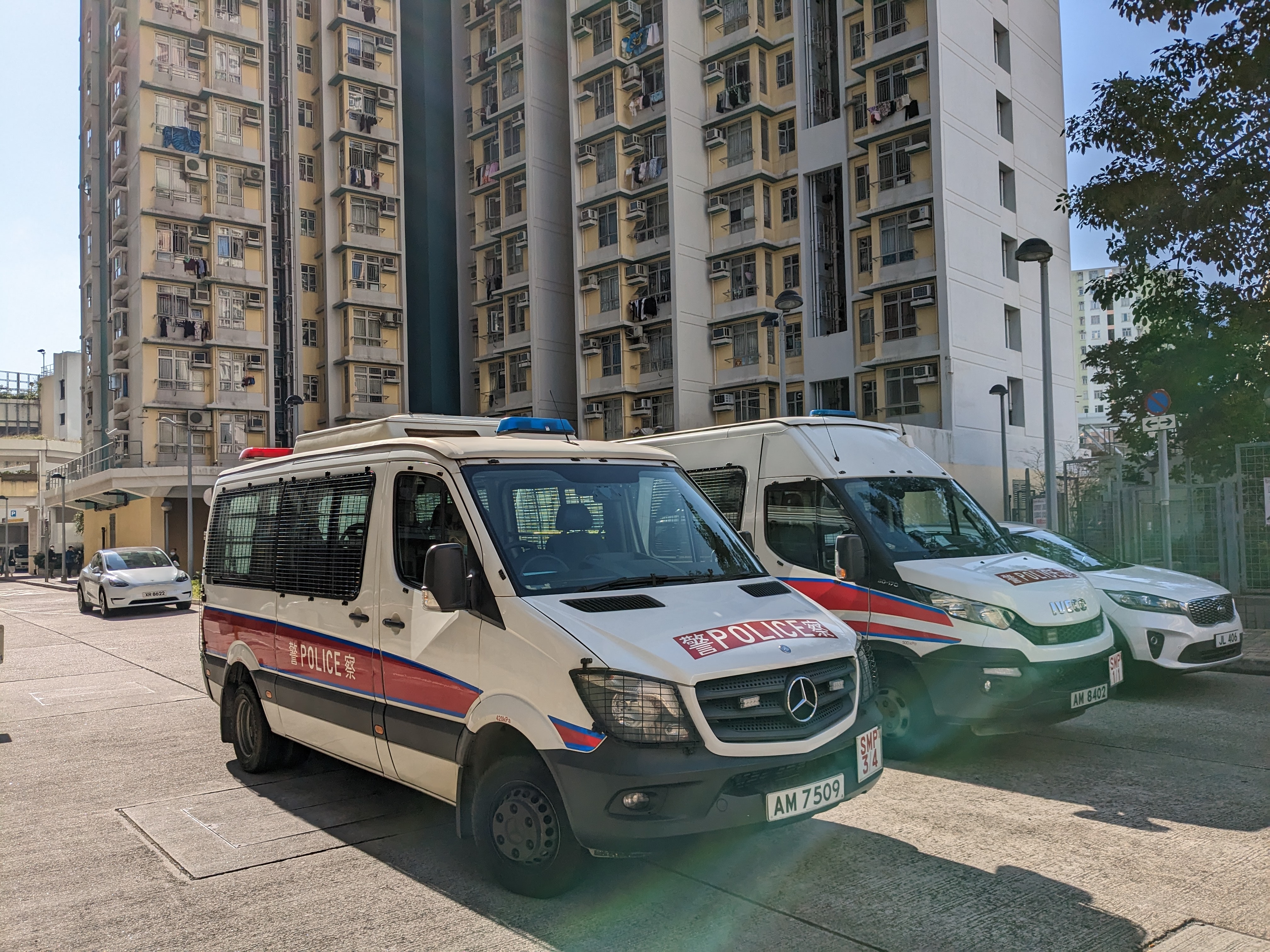 警方到牛頭角下邨貴亮樓調查。（黃偉民攝）