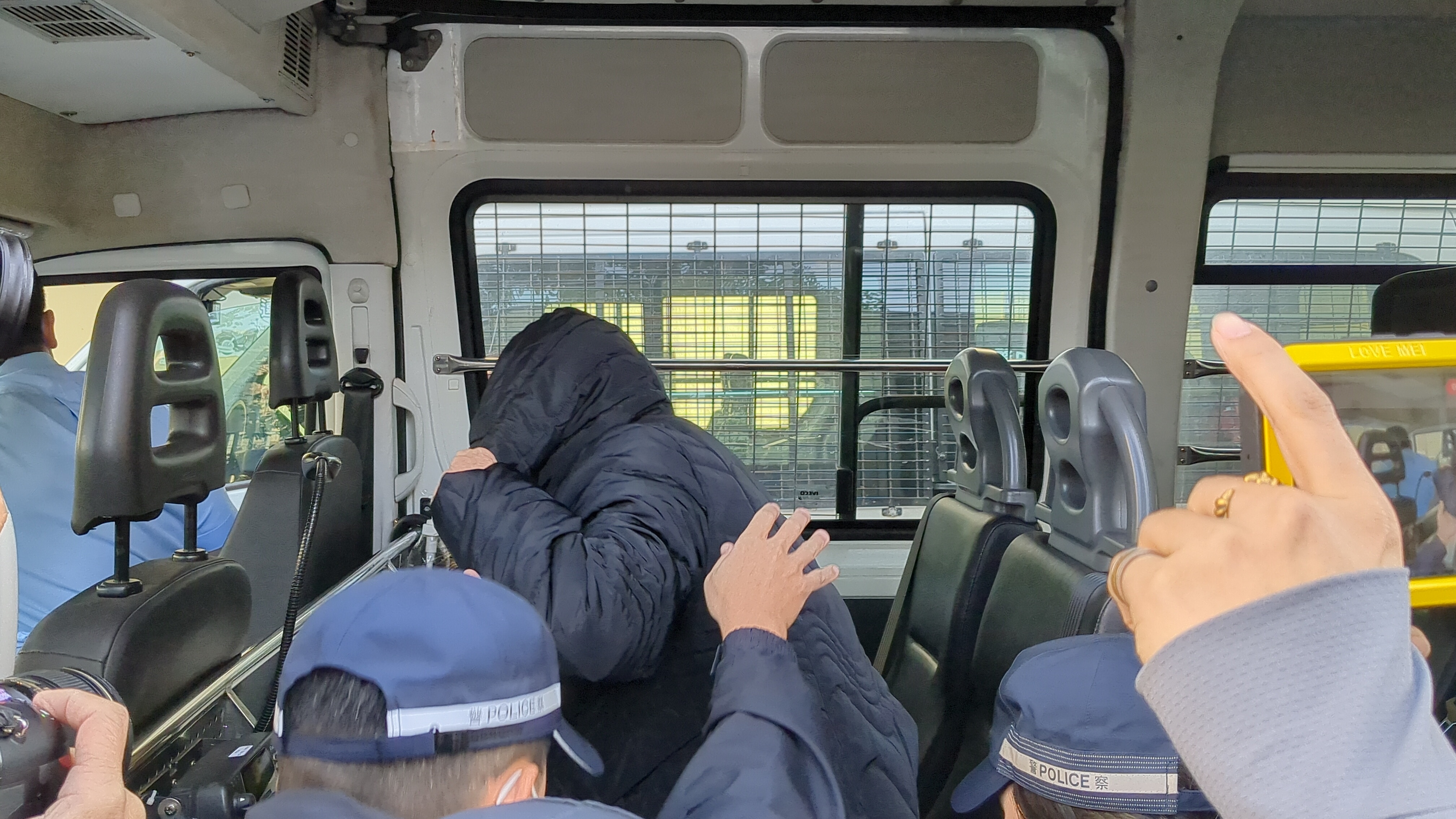 涉案女子被帶上警車。（黃偉民攝）