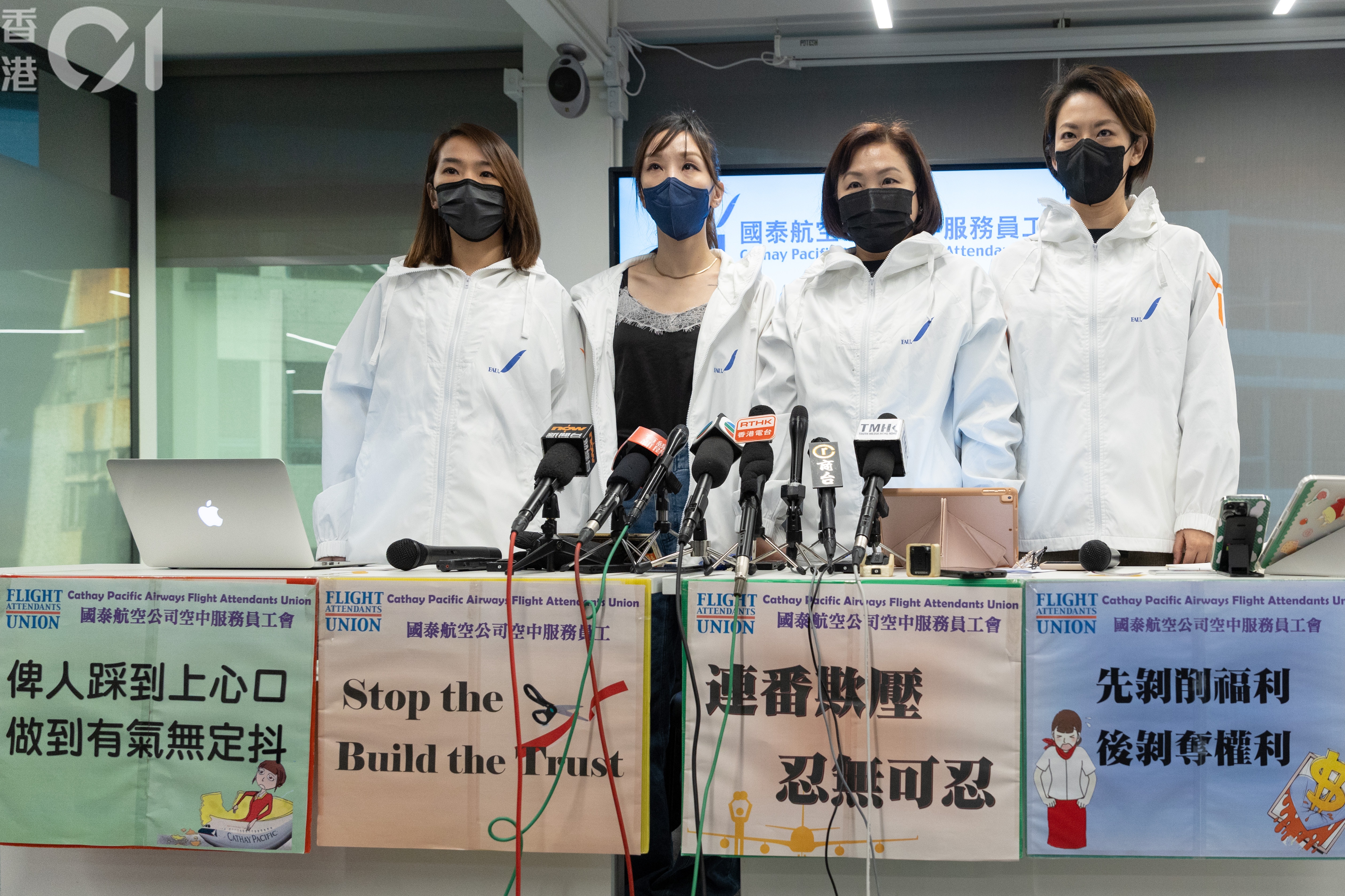 國泰空中服務員工會向記者講解員方備受不公待遇情況。（夏家朗攝）