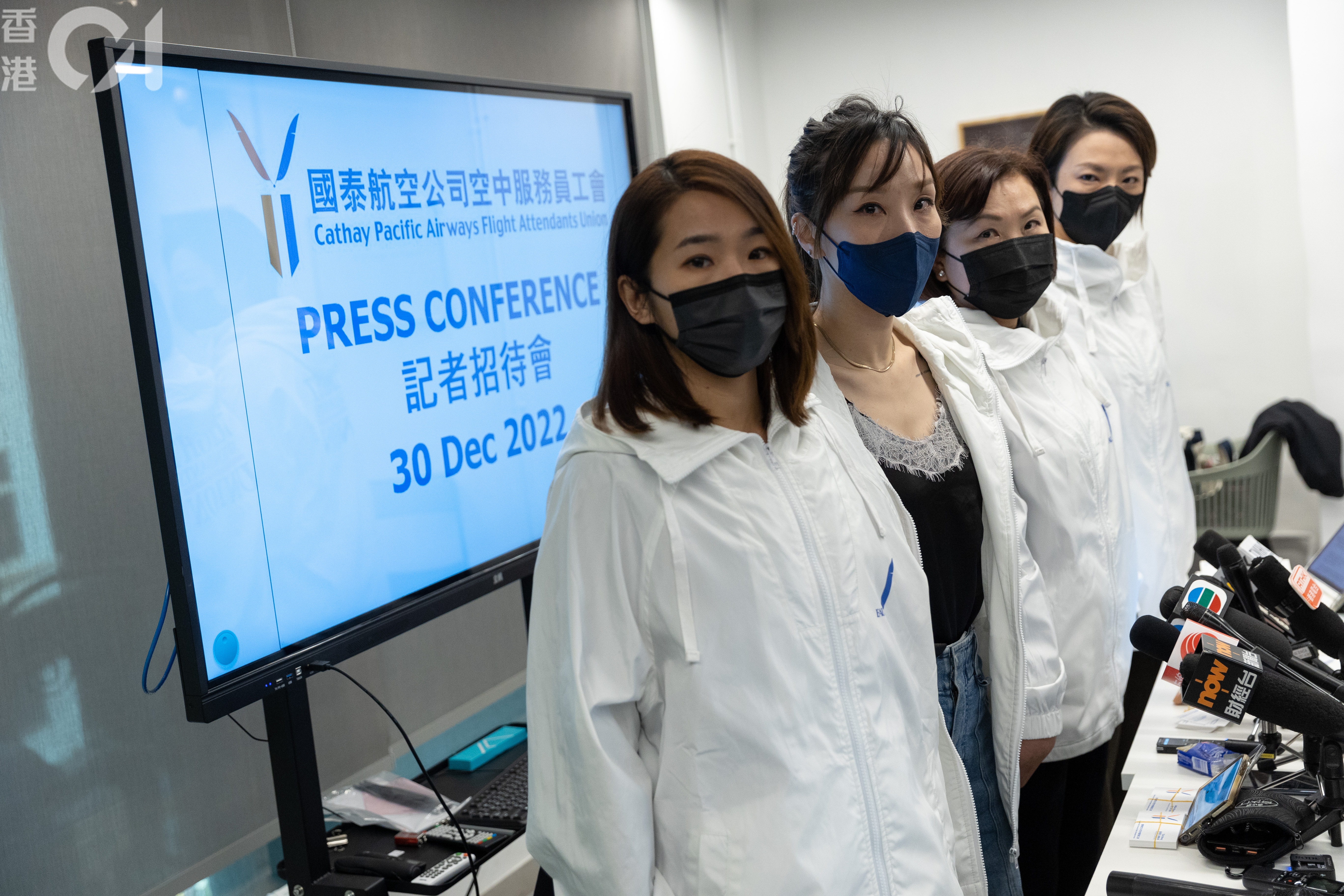 國泰空中服務員工會向記者講解員方備受不公待遇情況。（夏家朗攝）