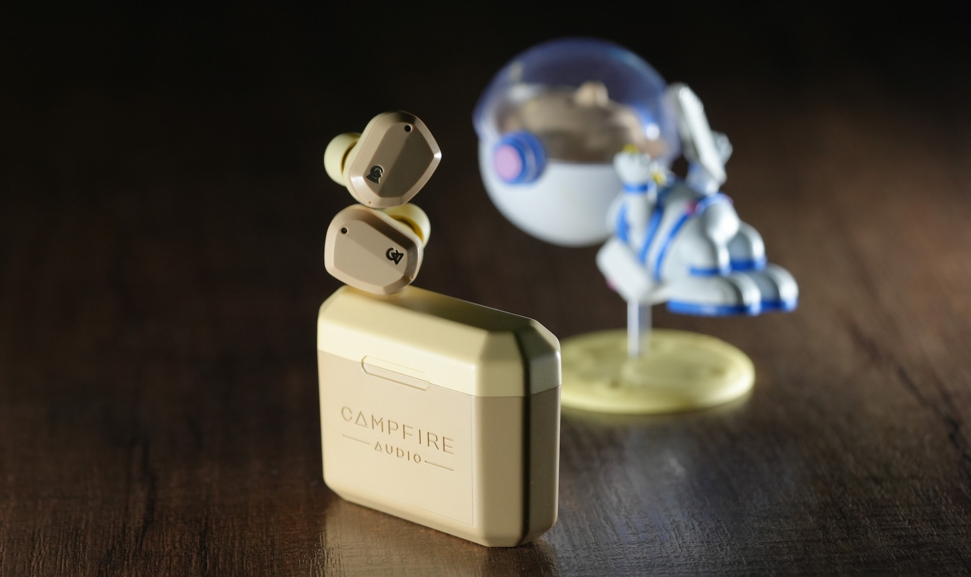 Campfire Audio Orbit 藍牙耳機 (鍾世傑 攝) Campfire Audio Orbit 藍牙耳機 (鍾世傑 攝)
