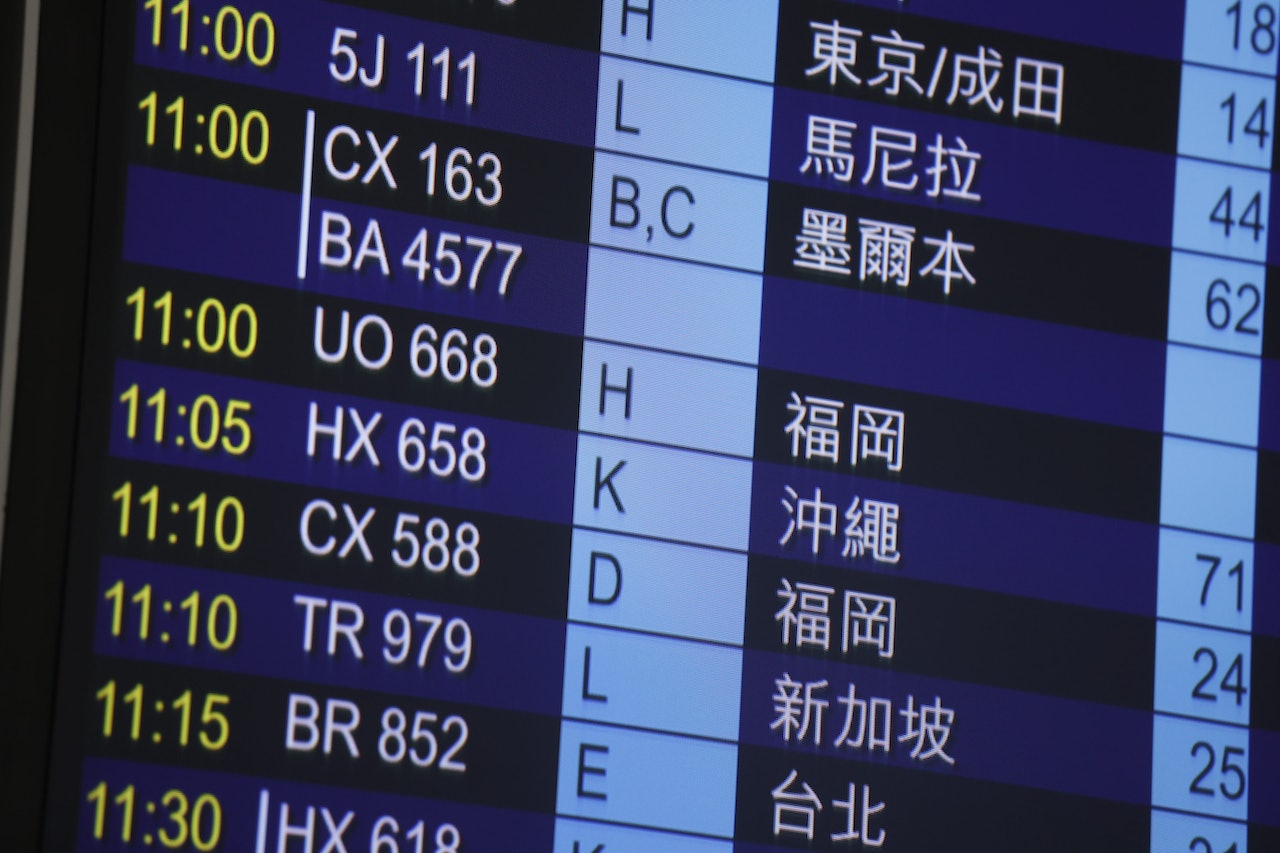 日本12月30日限制本港載客航班只能在四個指定機場降落,如前往札幌、福岡及沖繩機場,機場上乘均不能在七日內曾到過內地,航空公司要求出發乘客簽署聲明。(陳葦慈攝) 日本12月30日限制本港載客航班只能在四個指定機場降落,如前往札幌、福岡及沖繩機場,機場上乘均不能在七日內曾到過內地,航空公司要求出發乘客簽署聲明。(陳葦慈攝)