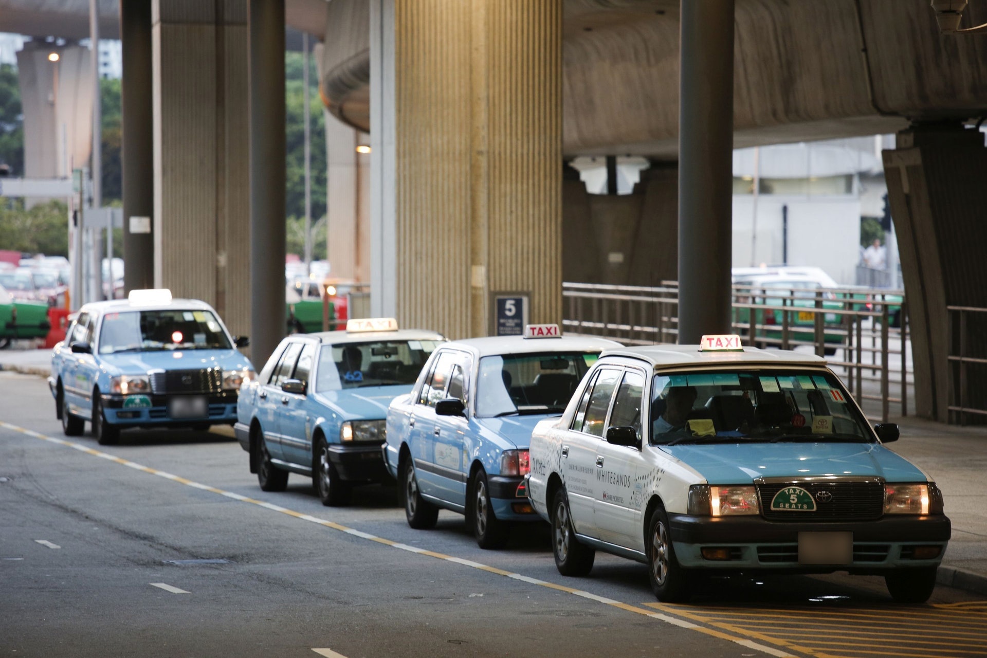 該名司機在facebook群組「的士司機資訊網 Taxi」分享經歷,指昨日(30日)接載一大一小的男外籍客人前往梅窩,下車後才發現他們遺漏一個小背包。(資料圖片) 該名司機在facebook群組「的士司機資訊網 Taxi」分享經歷,指昨日(30日)接載一大一小的男外籍客人前往梅窩,下車後才發現他們遺漏一個小背包。(資料圖片)