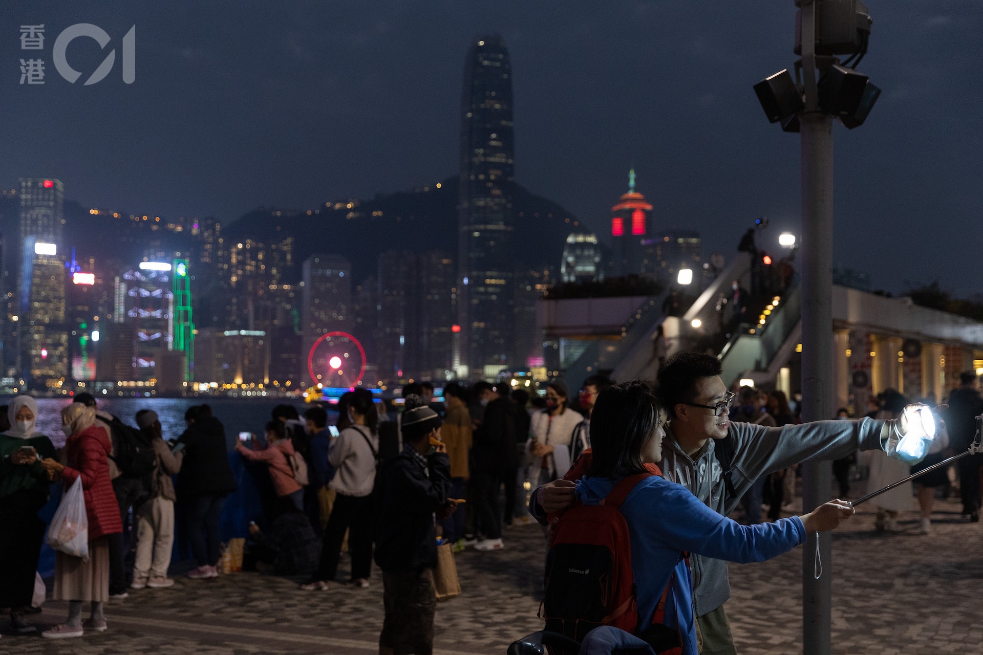 12月31日的2022年除夕夜,旅發局跨年倒數活動亦回歸維港兩岸,晚上近8時起,尖沙咀海旁及文化中心對出一帶已開始有市民等候倒數活動,海旁欣賞煙火匯演的頭排位置逼爆。(夏家朗攝) 12月31日的2022年除夕夜,旅發局跨年倒數活動亦回歸維港兩岸,晚上近8時起,尖沙咀海旁及文化中心對出一帶已開始有市民等候倒數活動,海旁欣賞煙火匯演的頭排位置逼爆。(夏家朗攝)