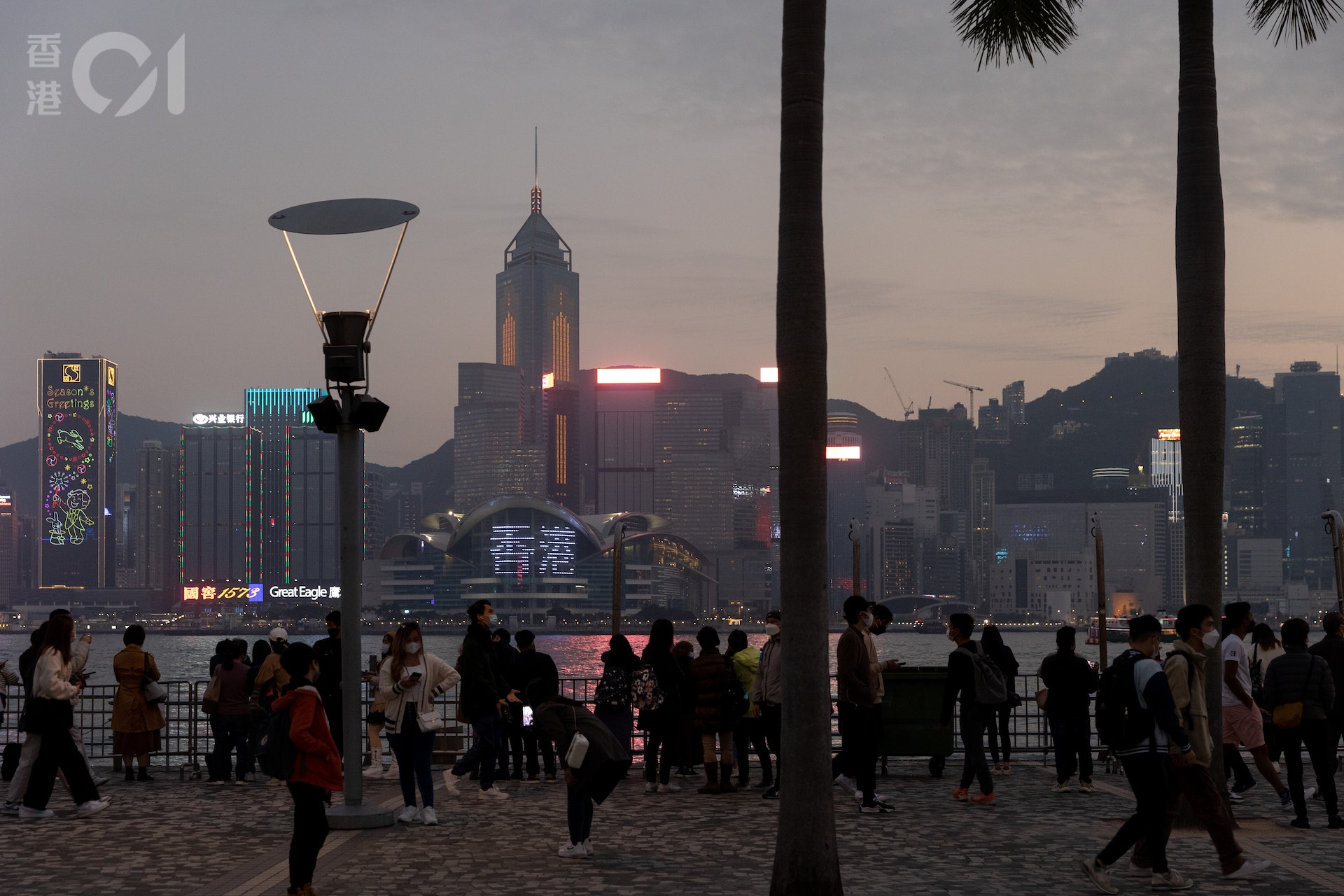 12月31日的2022年除夕夜,旅發局跨年倒數活動亦回歸維港兩岸,晚上近8時起,尖沙咀海旁及文化中心對出一帶已開始有市民等候倒數活動,海旁欣賞煙火匯演的頭排位置逼爆。(夏家朗攝) 12月31日的2022年除夕夜,旅發局跨年倒數活動亦回歸維港兩岸,晚上近8時起,尖沙咀海旁及文化中心對出一帶已開始有市民等候倒數活動,海旁欣賞煙火匯演的頭排位置逼爆。(夏家朗攝)