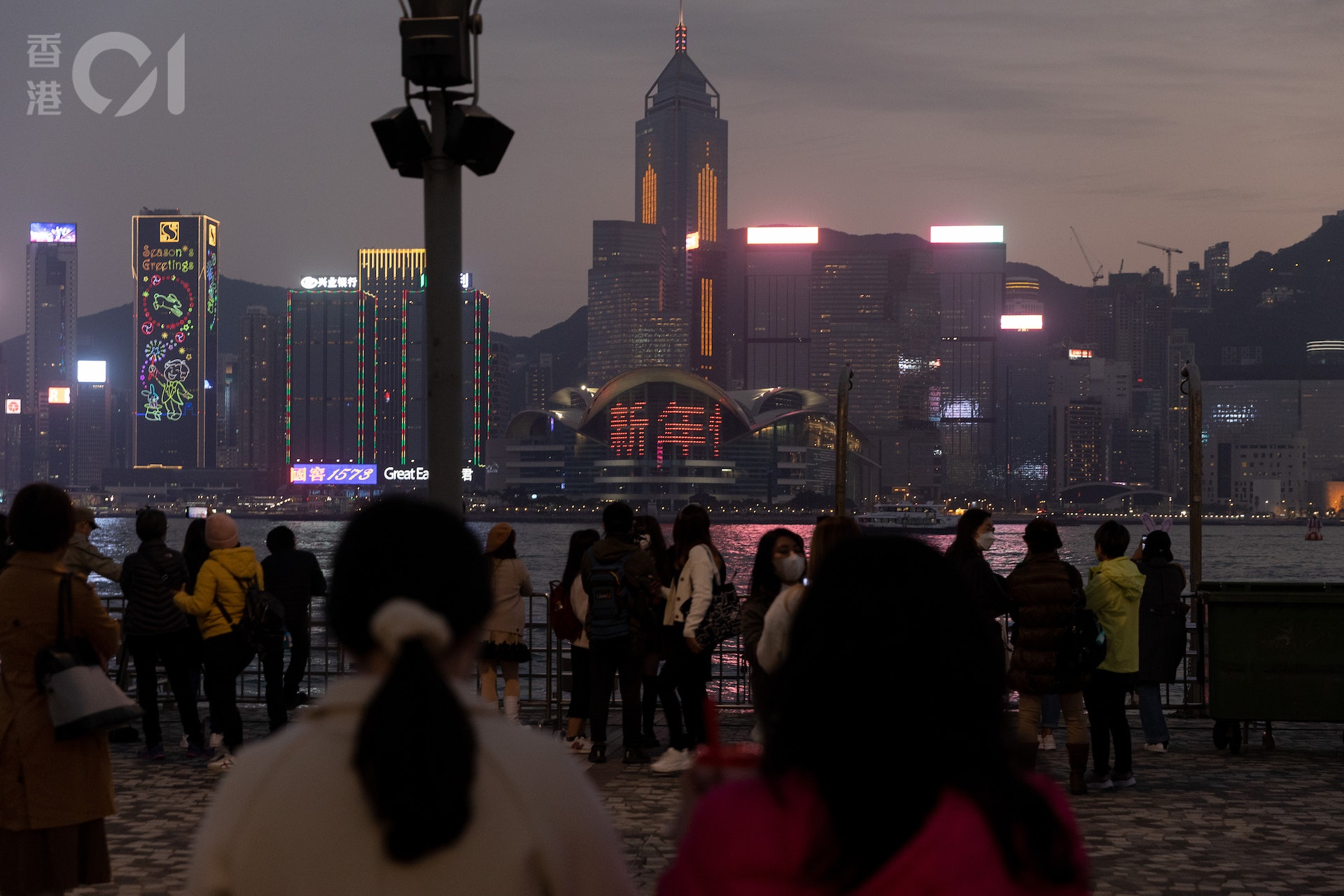 12月31日的2022年除夕夜,旅發局跨年倒數活動亦回歸維港兩岸,晚上近8時起,尖沙咀海旁及文化中心對出一帶已開始有市民等候倒數活動,海旁欣賞煙火匯演的頭排位置逼爆。(夏家朗攝) 12月31日的2022年除夕夜,旅發局跨年倒數活動亦回歸維港兩岸,晚上近8時起,尖沙咀海旁及文化中心對出一帶已開始有市民等候倒數活動,海旁欣賞煙火匯演的頭排位置逼爆。(夏家朗攝)