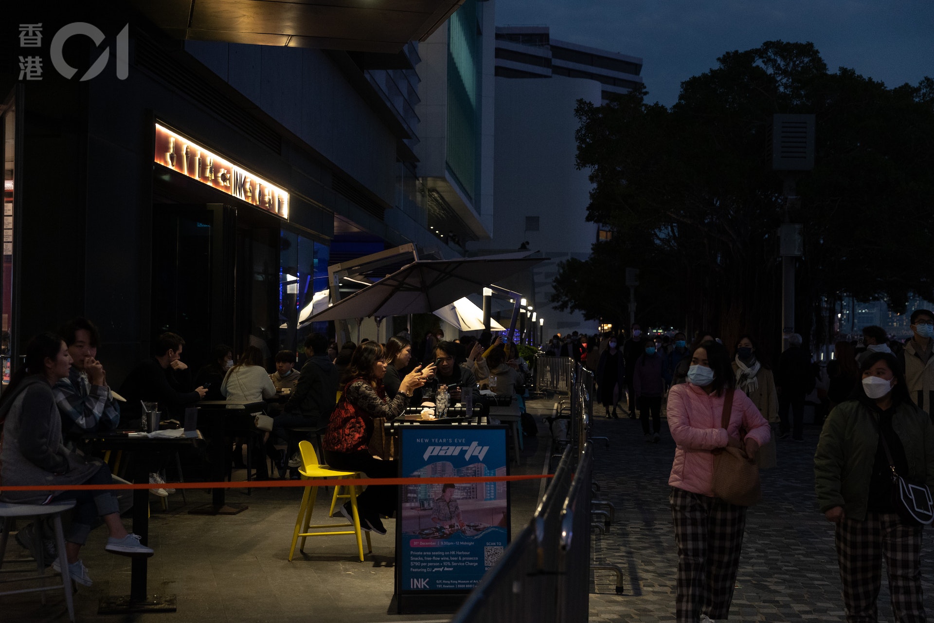 12月31日的2022年除夕夜,旅發局跨年倒數活動亦回歸維港兩岸,晚上近8時起,尖沙咀海旁及文化中心對出一帶已開始有市民等候倒數活動,海旁欣賞煙火匯演的頭排位置逼爆。(夏家朗攝) 12月31日的2022年除夕夜,旅發局跨年倒數活動亦回歸維港兩岸,晚上近8時起,尖沙咀海旁及文化中心對出一帶已開始有市民等候倒數活動,海旁欣賞煙火匯演的頭排位置逼爆。(夏家朗攝)