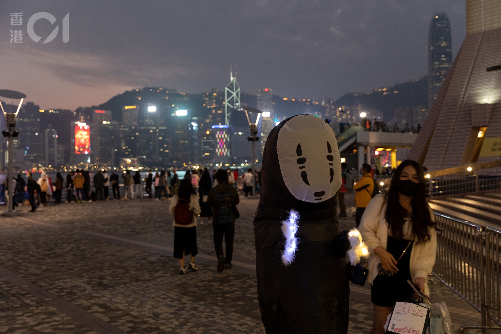 12月31日的2022年除夕夜,旅發局跨年倒數活動亦回歸維港兩岸,晚上近8時起,尖沙咀海旁及文化中心對出一帶已開始有市民等候倒數活動,海旁欣賞煙火匯演的頭排位置逼爆。(夏家朗攝) 12月31日的2022年除夕夜,旅發局跨年倒數活動亦回歸維港兩岸,晚上近8時起,尖沙咀海旁及文化中心對出一帶已開始有市民等候倒數活動,海旁欣賞煙火匯演的頭排位置逼爆。(夏家朗攝)