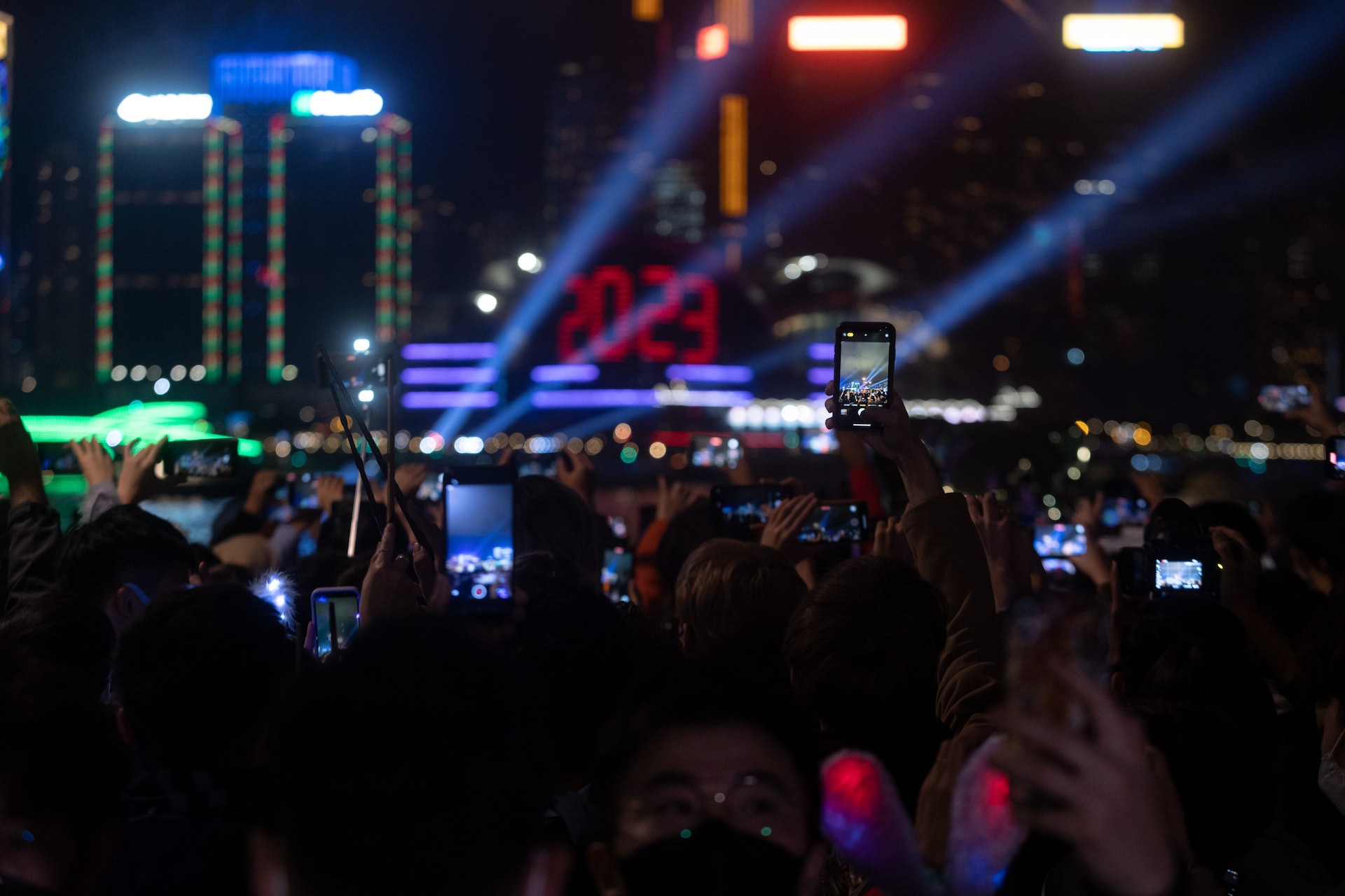 旅發局「香港跨年倒數」重回維港,踏入2023年元旦,「幻彩詠香江」加強版煙火光影匯演照亮維港,觀看的市民莫不興奮雀躍。(夏家朗攝) 旅發局「香港跨年倒數」重回維港,踏入2023年元旦,「幻彩詠香江」加強版煙火光影匯演照亮維港,觀看的市民莫不興奮雀躍。(夏家朗攝)