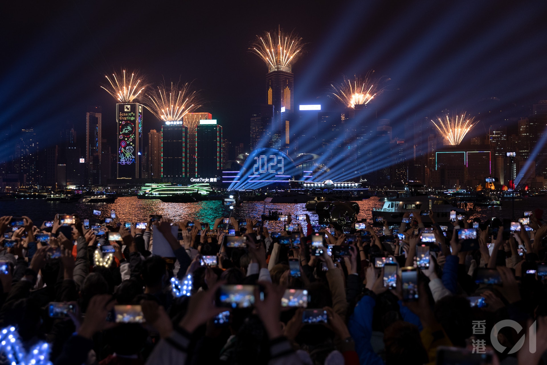 旅發局「香港跨年倒數」重回維港,踏入2023年元旦,「幻彩詠香江」加強版煙火光影匯演照亮維港,觀看的市民莫不興奮雀躍。(夏家朗攝) 旅發局「香港跨年倒數」重回維港,踏入2023年元旦,「幻彩詠香江」加強版煙火光影匯演照亮維港,觀看的市民莫不興奮雀躍。(夏家朗攝)