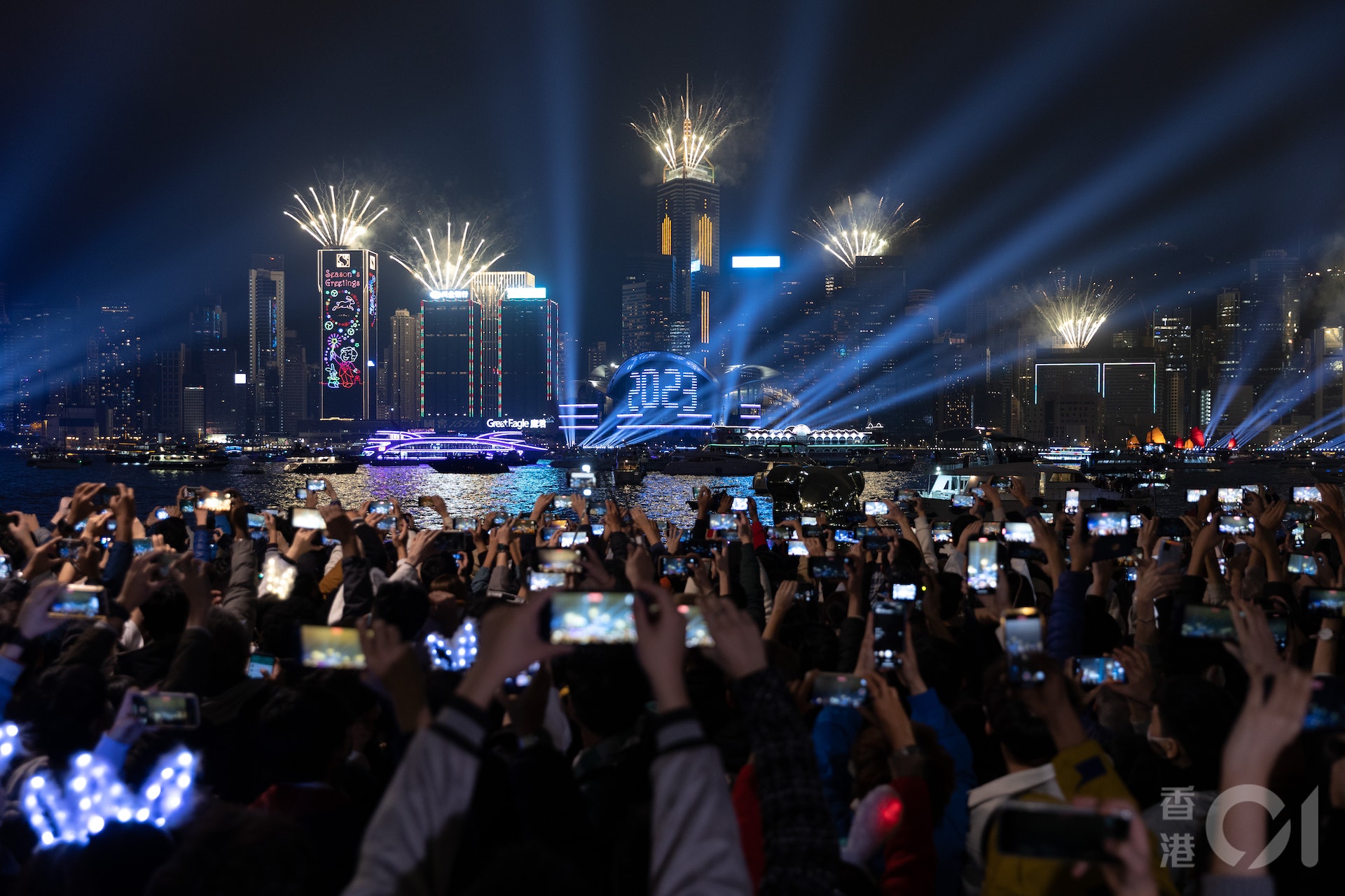 旅發局「香港跨年倒數」重回維港,踏入2023年元旦,「幻彩詠香江」加強版煙火光影匯演照亮維港,觀看的市民莫不興奮雀躍。(夏家朗攝) 旅發局「香港跨年倒數」重回維港,踏入2023年元旦,「幻彩詠香江」加強版煙火光影匯演照亮維港,觀看的市民莫不興奮雀躍。(夏家朗攝)