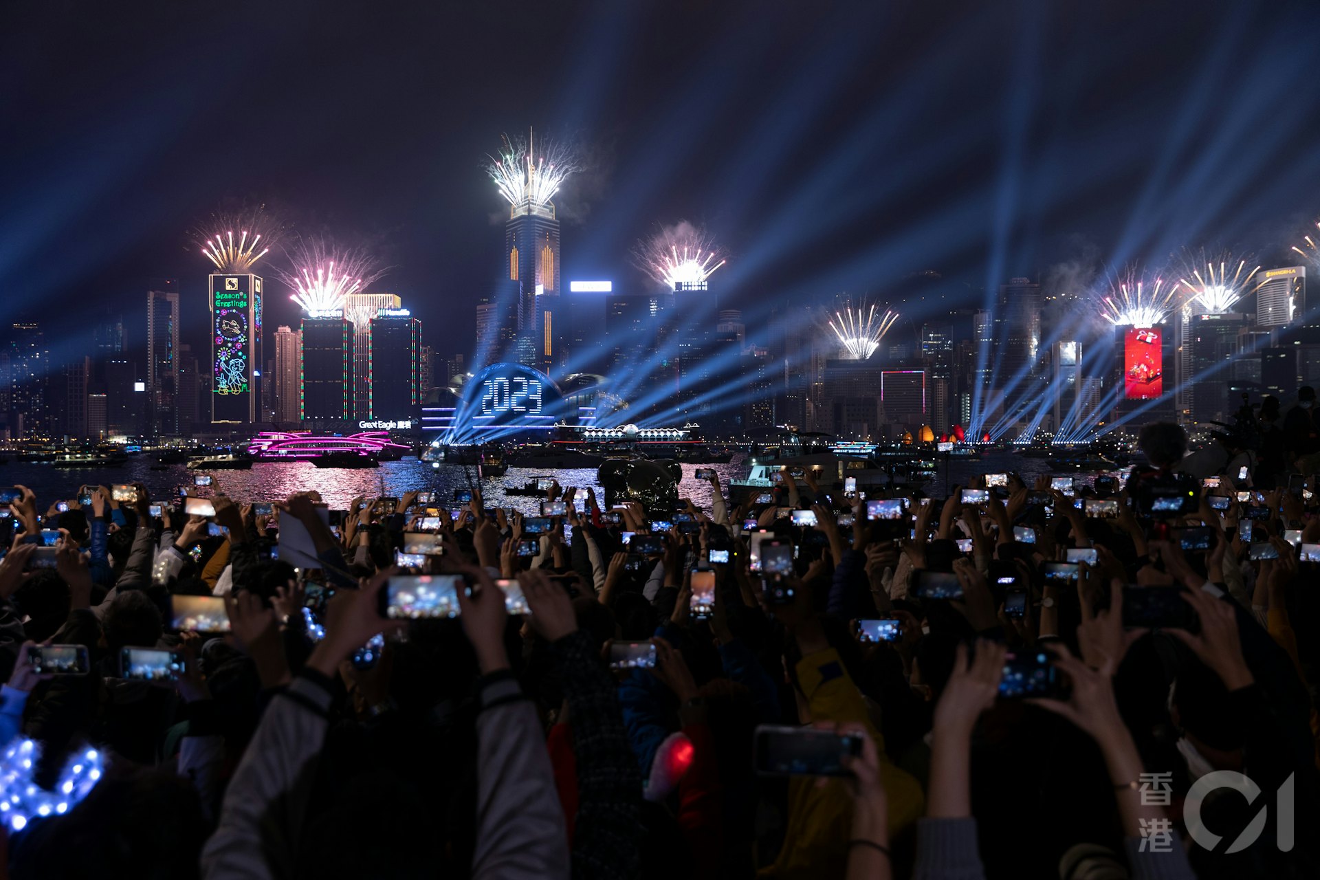 旅發局「香港跨年倒數」重回維港,踏入2023年元旦,「幻彩詠香江」加強版煙火光影匯演照亮維港,觀看的市民莫不興奮雀躍。(夏家朗攝) 旅發局「香港跨年倒數」重回維港,踏入2023年元旦,「幻彩詠香江」加強版煙火光影匯演照亮維港,觀看的市民莫不興奮雀躍。(夏家朗攝)