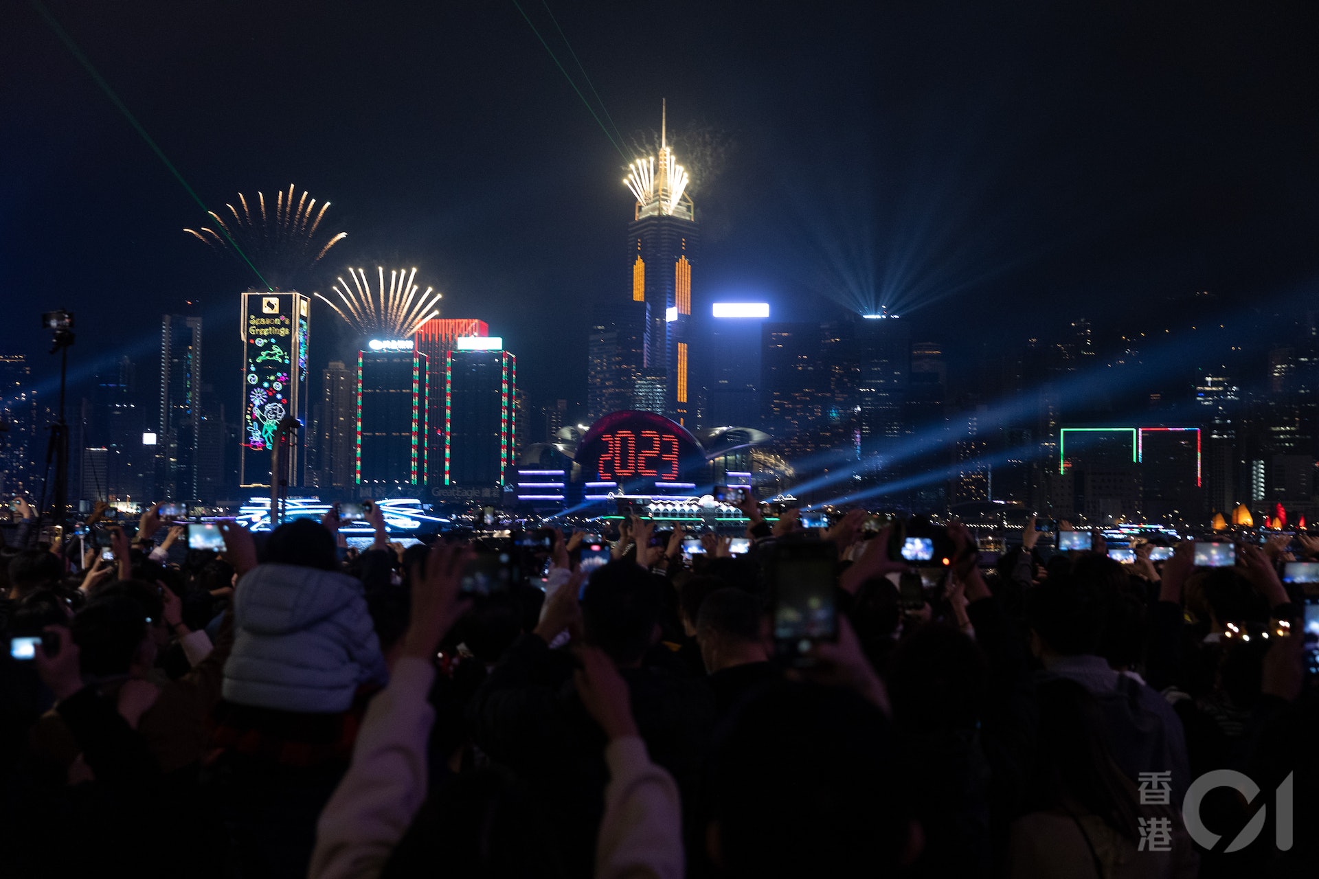 旅發局「香港跨年倒數」重回維港，踏入2023年元旦，「幻彩詠香江」加強版煙火光影匯演照亮維港，觀看的市民莫不興奮雀躍。（夏家朗攝）