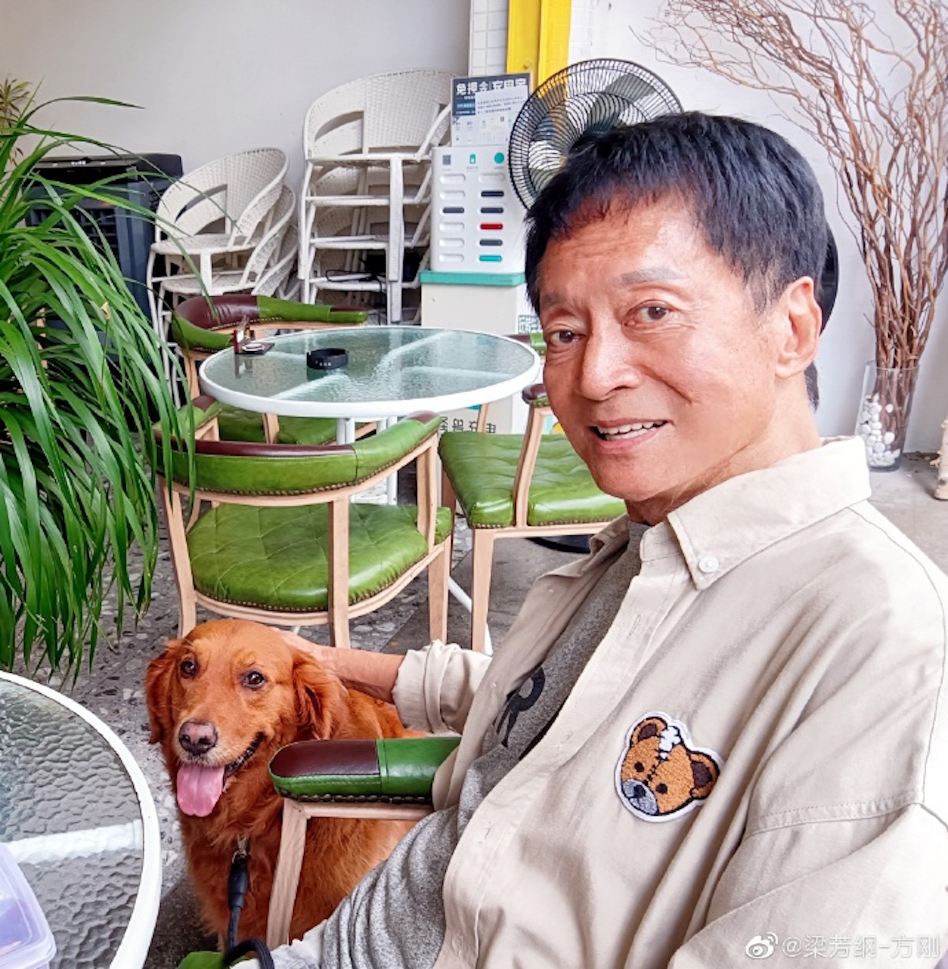 方剛現時生活無憂,過著正宗住洋樓養番狗的優遊自在生活。(微博圖片) 方剛現時生活無憂,過著正宗住洋樓養番狗的優遊自在生活。(微博圖片)