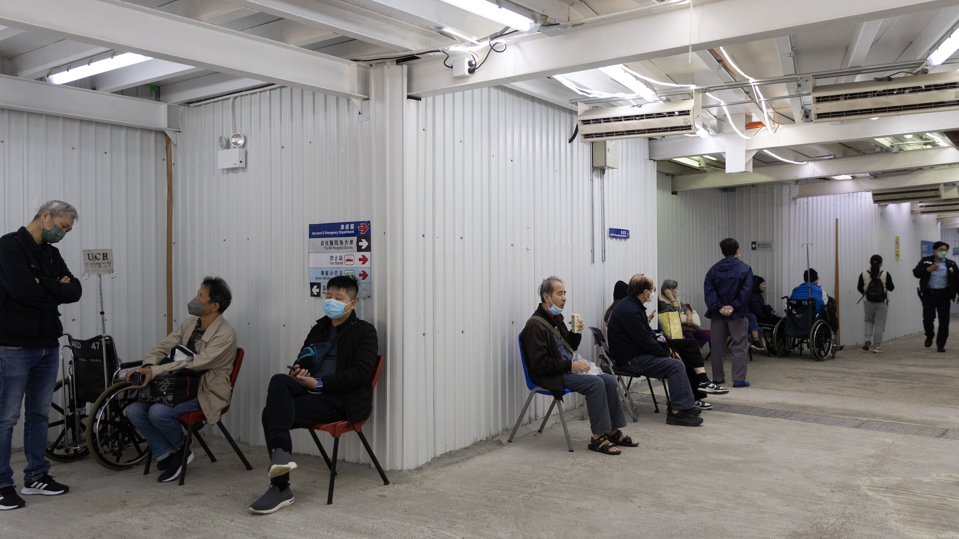 新冠肺炎|調低應變級別後確診數字高位橫行 重症、死亡個案微升 新冠肺炎|調低應變級別後確診數字高位橫行 重症、死亡個案微升
