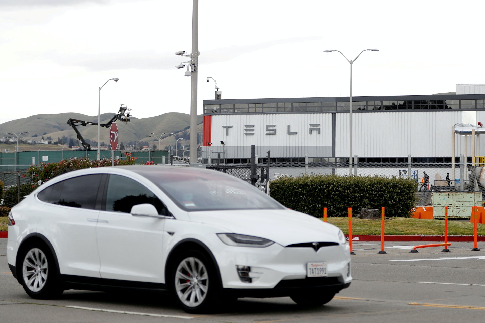 印尼总统佐科维多多2022年5月曾极力拉拢马斯克（Elon Musk），建议将Tesla整个供应链移往印尼，并设电动车及电池厂房。 （Reuters）