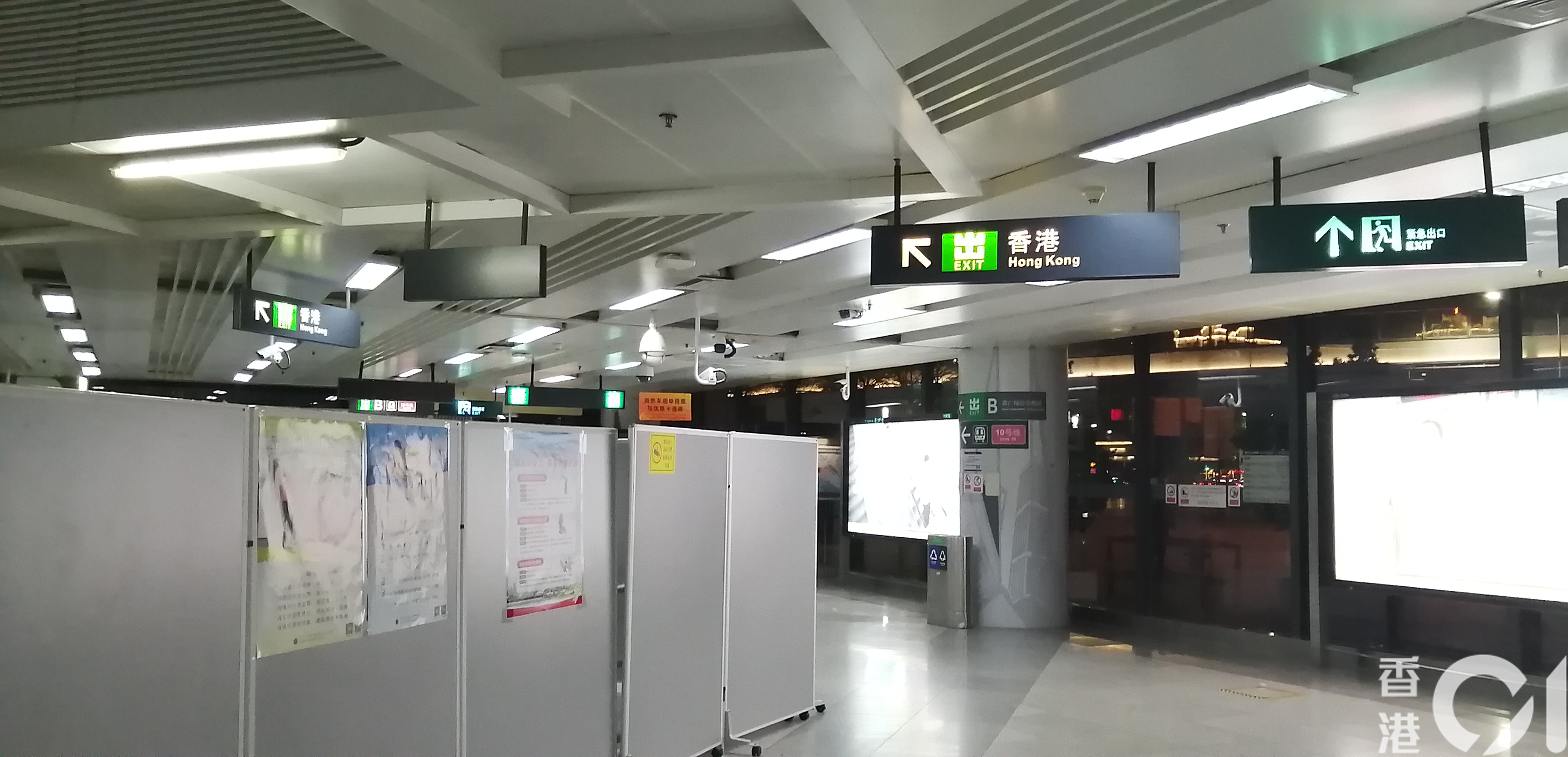 福田口岸往香港方向仍有大的背板隔住。（香港01）