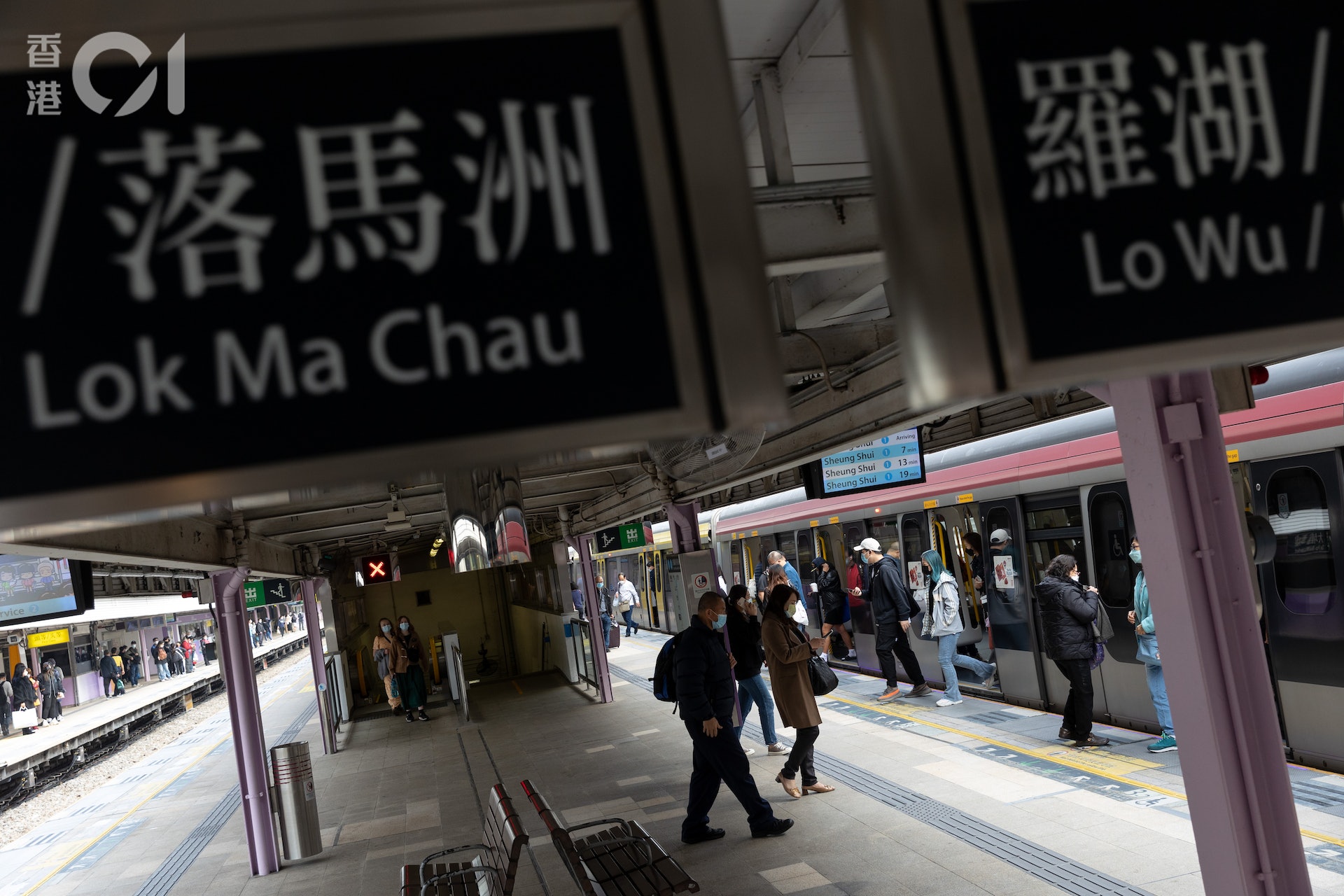 香港與內地1月8日首階段通關,港鐵東鐵落馬洲支線鐵落馬洲站恢復服務,羅湖站則稍後才通車。圖為1月4日上水站往落馬洲站方向。(夏家朗攝) 香港與內地1月8日首階段通關,港鐵東鐵落馬洲支線鐵落馬洲站恢復服務,羅湖站則稍後才通車。圖為1月4日上水站往落馬洲站方向。(夏家朗攝)
