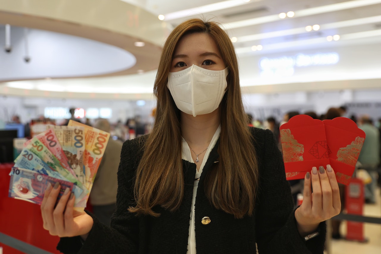 滙豐旺角分行換新鈔首日一早便有市民絡繹不絕地前來排隊。(張浩維攝) 滙豐旺角分行換新鈔首日一早便有市民絡繹不絕地前來排隊。(張浩維攝)