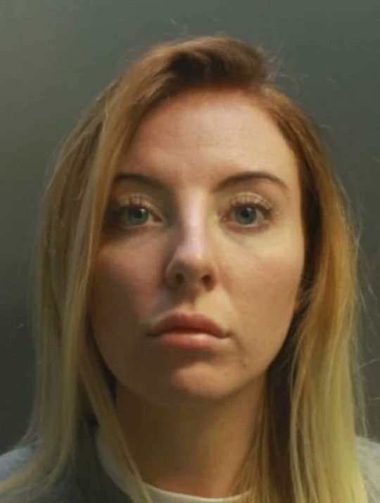 另一名狱警艾谢古恩（Ayshea Gunn），则在2019年被发现和一名被视为「危险」的囚犯Khuram Razaq发生性关系，随后遭判刑一年。（North Wales Police）