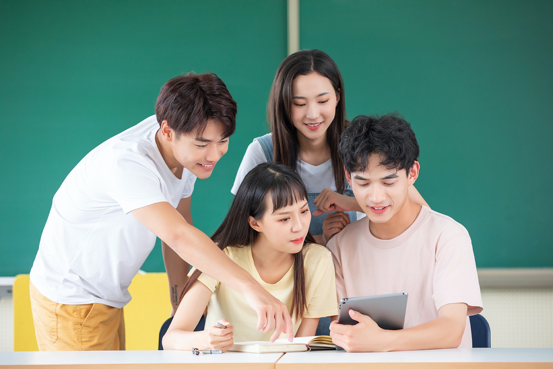 應用教育文憑課程由8間自資專上院校開辦,學費存在差距,最多可以相差近$6000元。 應用教育文憑課程由8間自資專上院校開辦,學費存在差距,最多可以相差近$6000元。