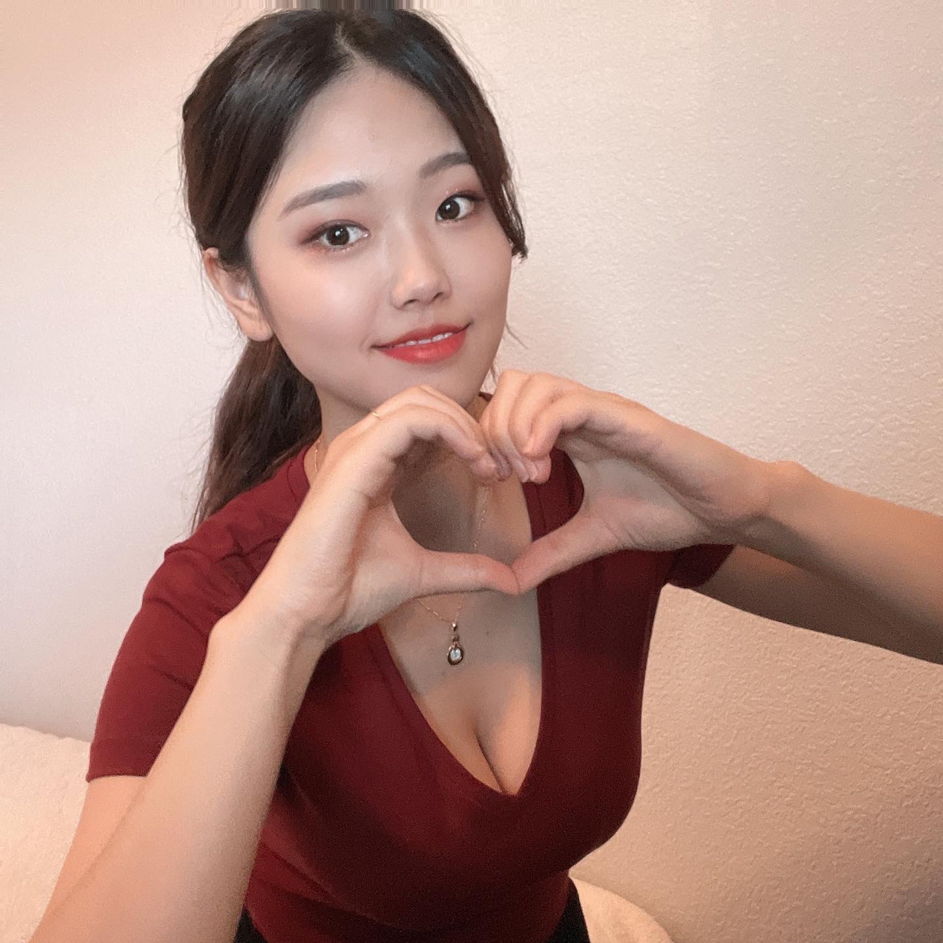 韓國YouTuber「韓國女生Judy」,因為非常喜歡台灣高粱酒和泡麵滿漢大餐,而被粉絲封為「酒帝」。(IG@jy_luv.peace) 韓國YouTuber「韓國女生Judy」,因為非常喜歡台灣高粱酒和泡麵滿漢大餐,而被粉絲封為「酒帝」。(IG@jy_luv.peace)