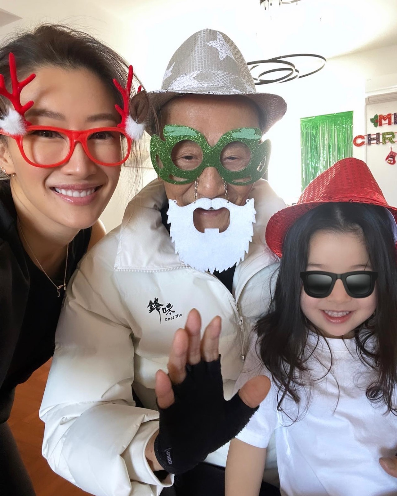 謝婷婷帶3歲女兒Sara見公公謝賢、婆婆狄波拉和舅父謝霆鋒。(IG/@jennifertsetingting) 謝婷婷帶3歲女兒Sara見公公謝賢、婆婆狄波拉和舅父謝霆鋒。(IG/@jennifertsetingting)