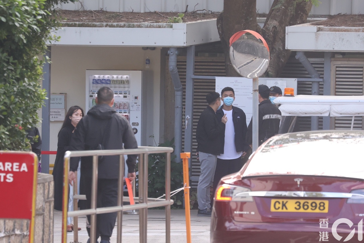楊明大約在早上9點半步出監獄。(攝影::陳順禎、梁碧玲)