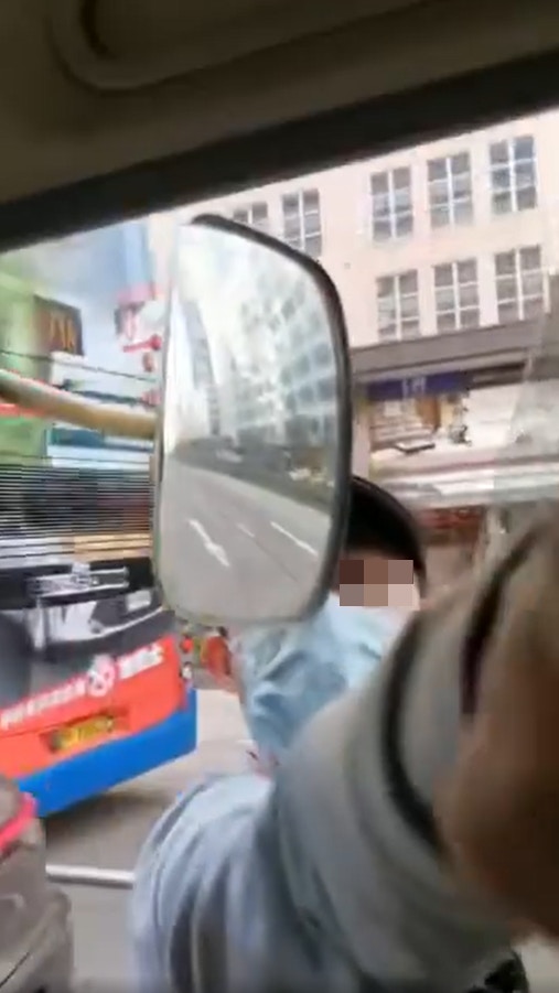 私家機司機落車與小巴司機理論，並爆粗：「你行撚哂啊？X你老母。」