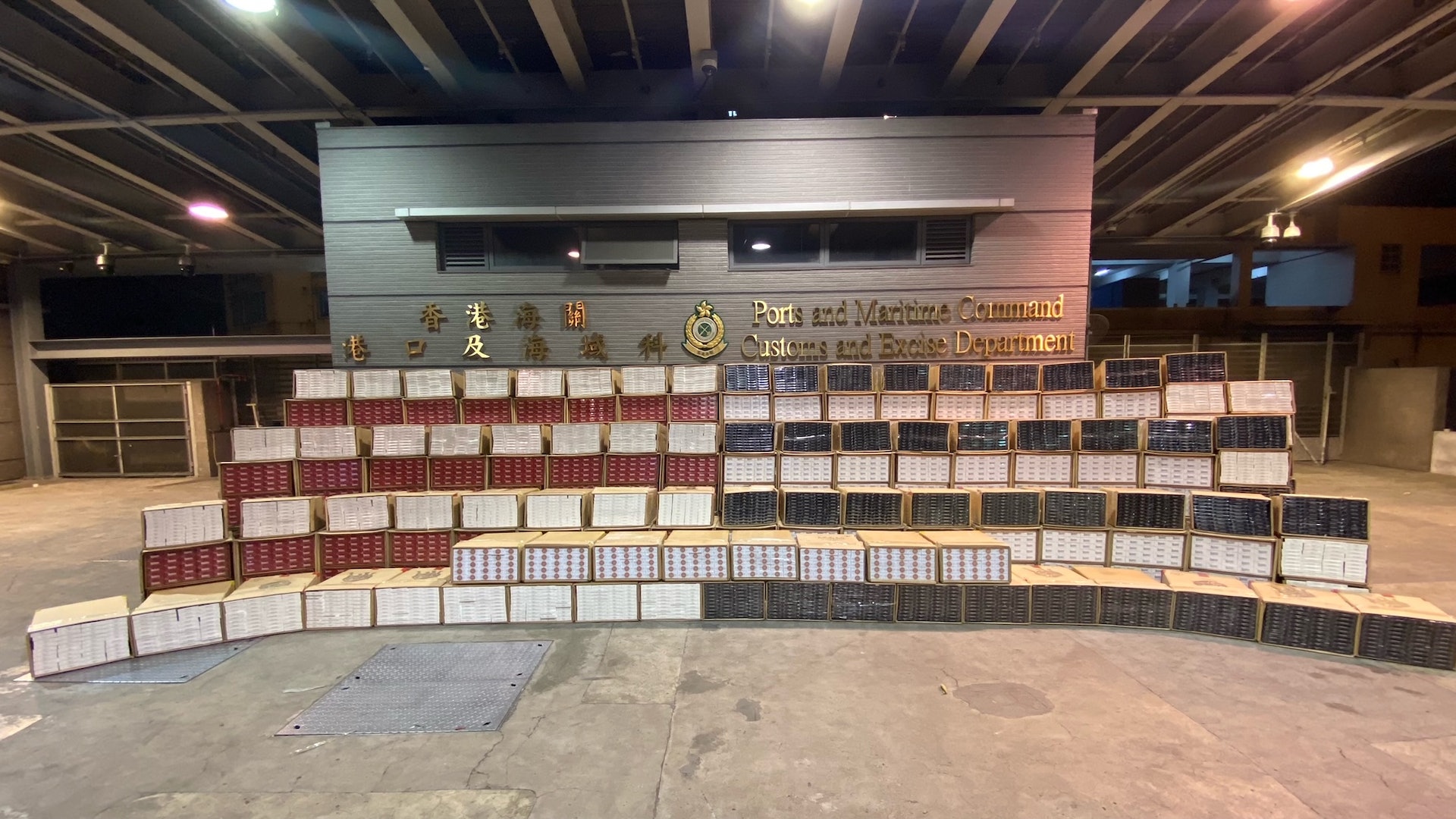 運往澳洲報稱卡片套單車坐墊 海關葵涌檢490萬支私煙市值逾千萬 運往澳洲報稱卡片套單車坐墊 海關葵涌檢490萬支私煙市值逾千萬