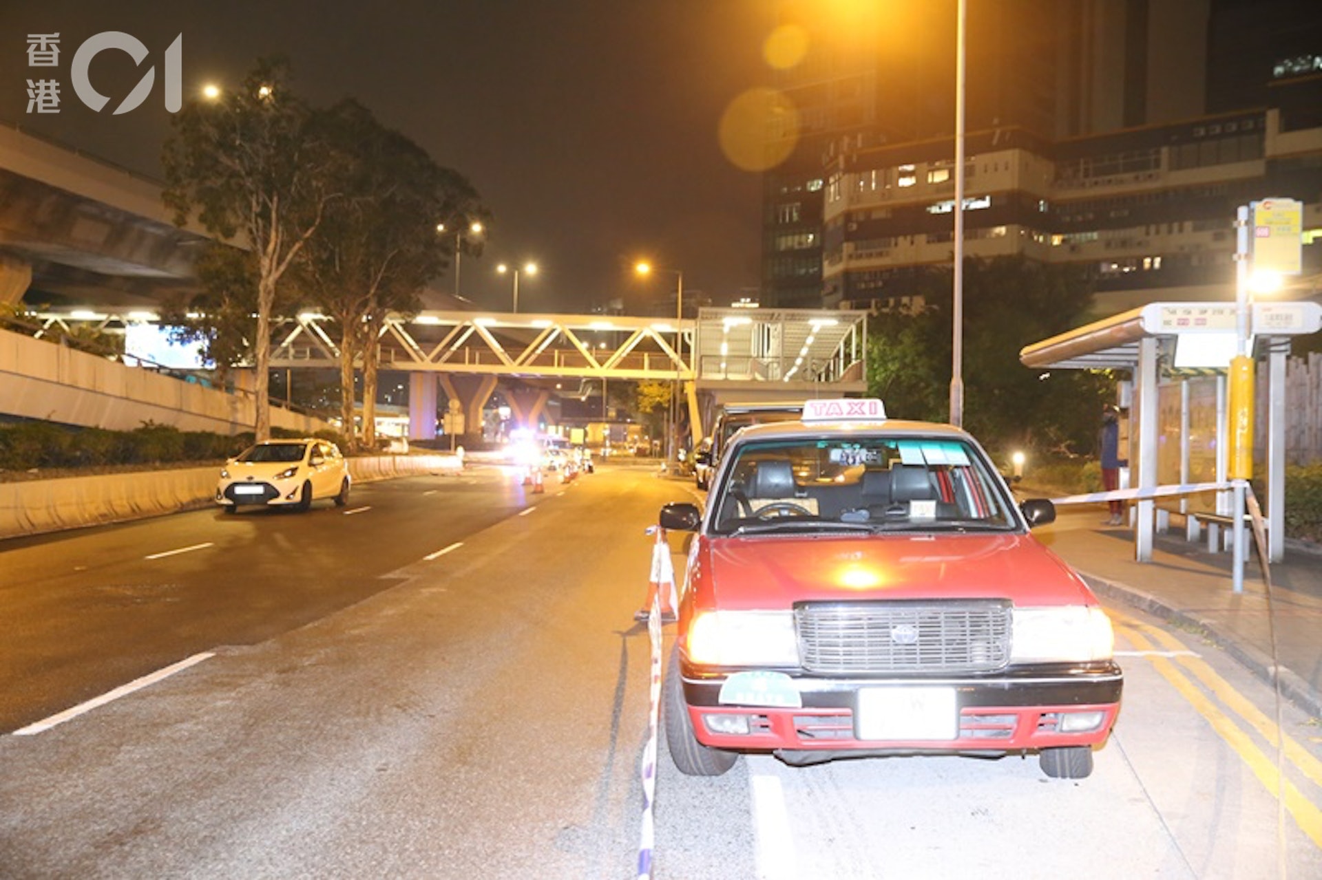輾過事主後停車之的士事後停泊路邊助查。(陳永武攝)