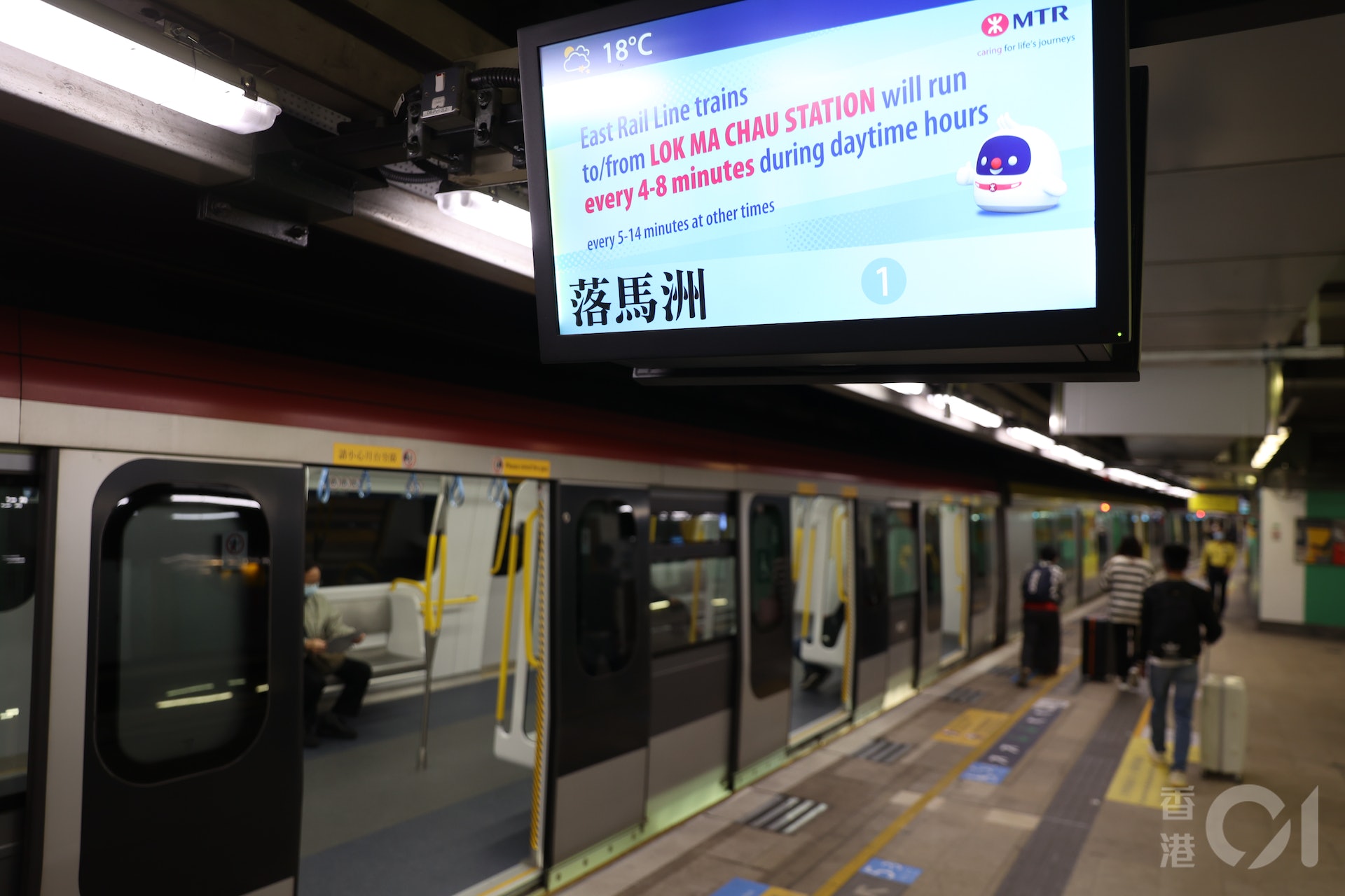 香港與內地1月8日恢復免檢疫通關,港鐵首班恢復往落馬洲站列車早上5時28分由旺角東站開出,已有一批乘客一早到達等候上車北上深圳。(鄭子峰攝) 香港與內地1月8日恢復免檢疫通關,港鐵首班恢復往落馬洲站列車早上5時28分由旺角東站開出,已有一批乘客一早到達等候上車北上深圳。(鄭子峰攝)