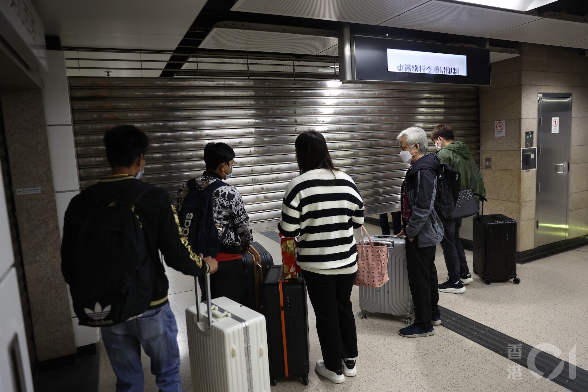 香港與內地1月8日恢復免檢疫通關,港鐵首班恢復往落馬洲站列車早上5時28分由旺角東站開出,已有一批乘客帶着行李,一早到達等候入站北上深圳。(鄭子峰攝) 香港與內地1月8日恢復免檢疫通關,港鐵首班恢復往落馬洲站列車早上5時28分由旺角東站開出,已有一批乘客帶着行李,一早到達等候入站北上深圳。(鄭子峰攝)
