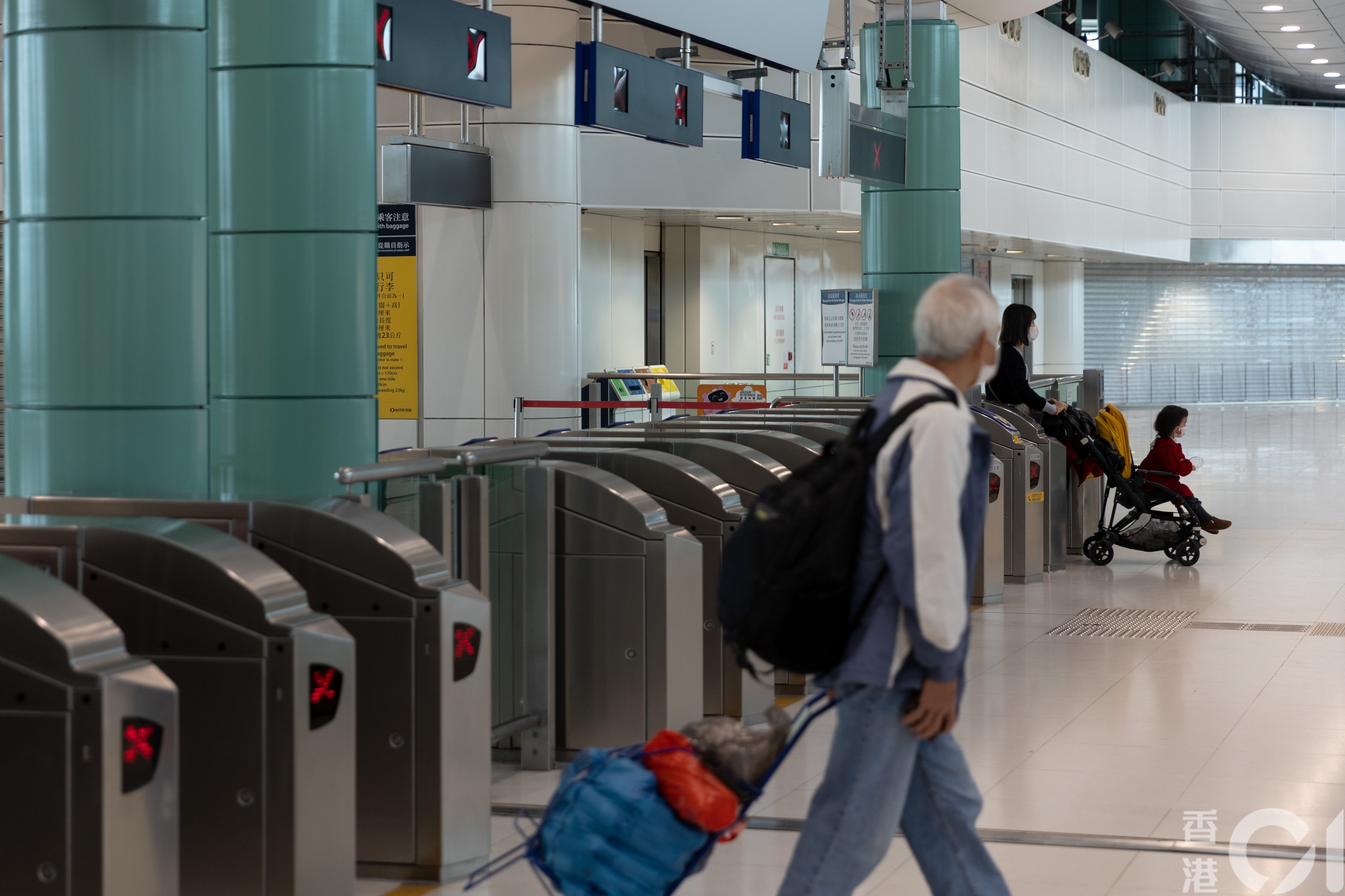 香港與內地1月8日首階段免檢疫通關，早上有旅客及港人經福田口岸抵港落馬洲站，但遠不及本港出境人數。（夏家朗攝）