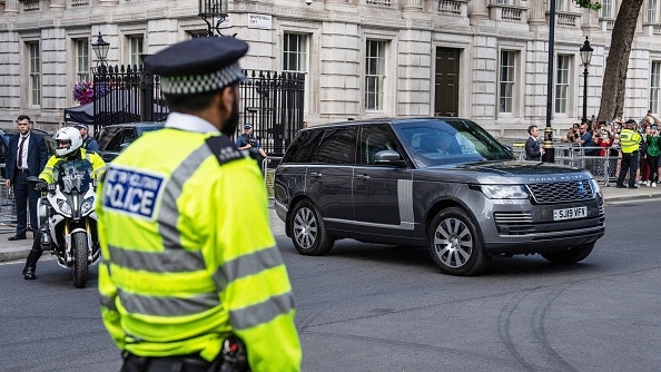 媒體稱英國政府用車內發現中國SIM卡　中國駐英使館回應